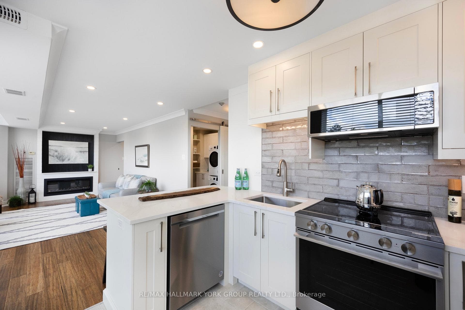 14924 Yonge Street Unit 205 photo 6