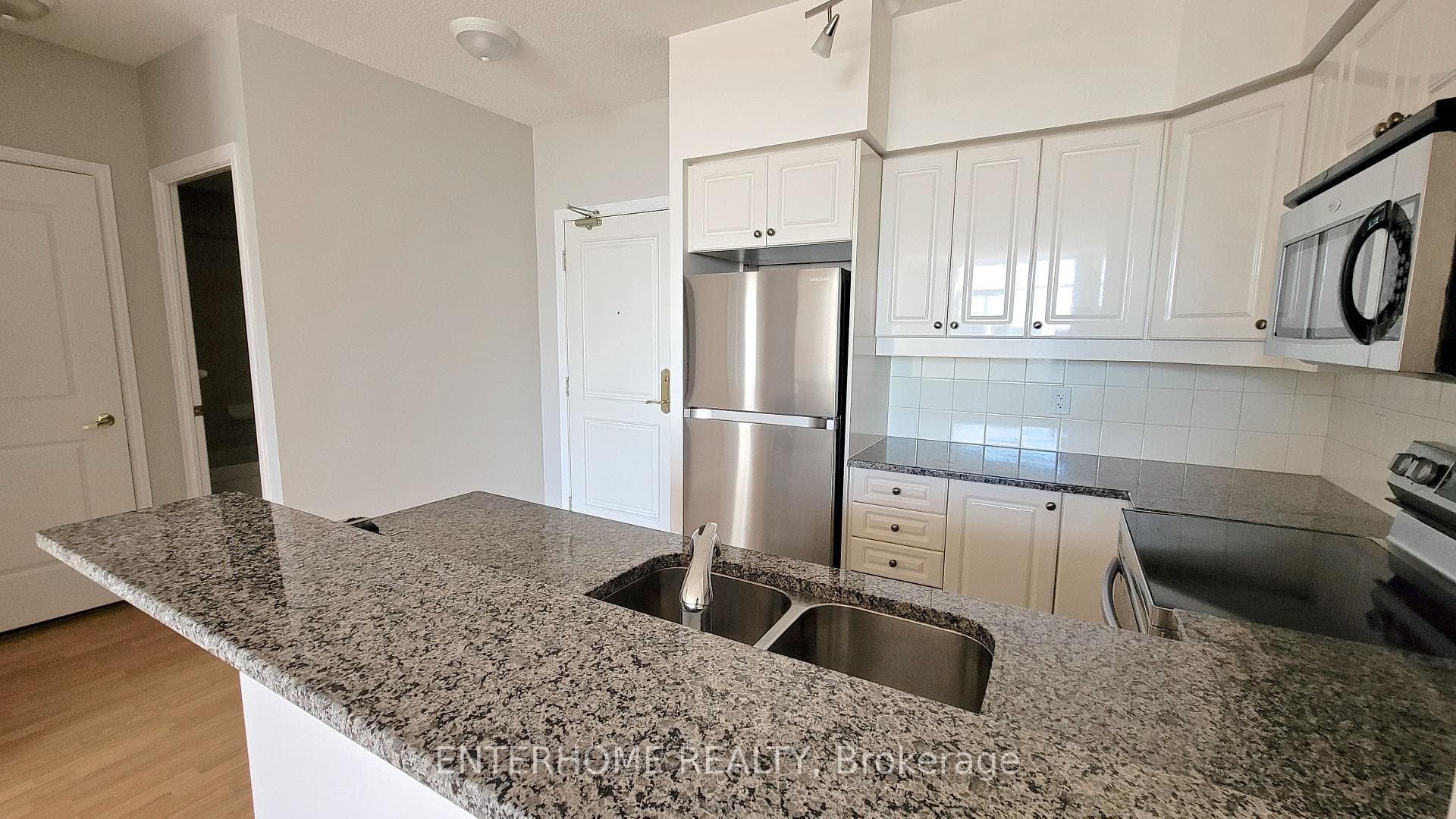9225 Jane Street Unit 402 photo 3