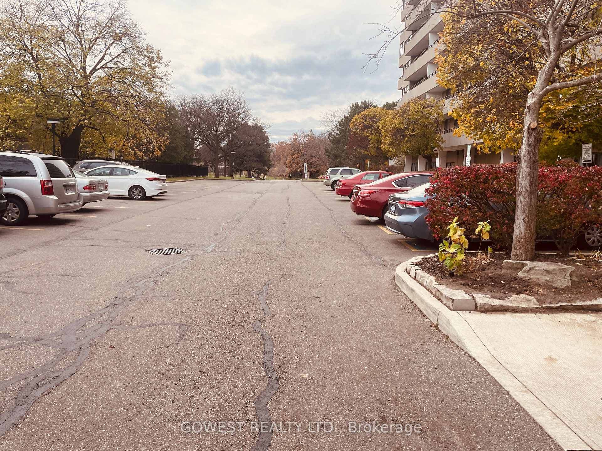 1320 Mississauga Valley Boulevard Unit 812 photo 2