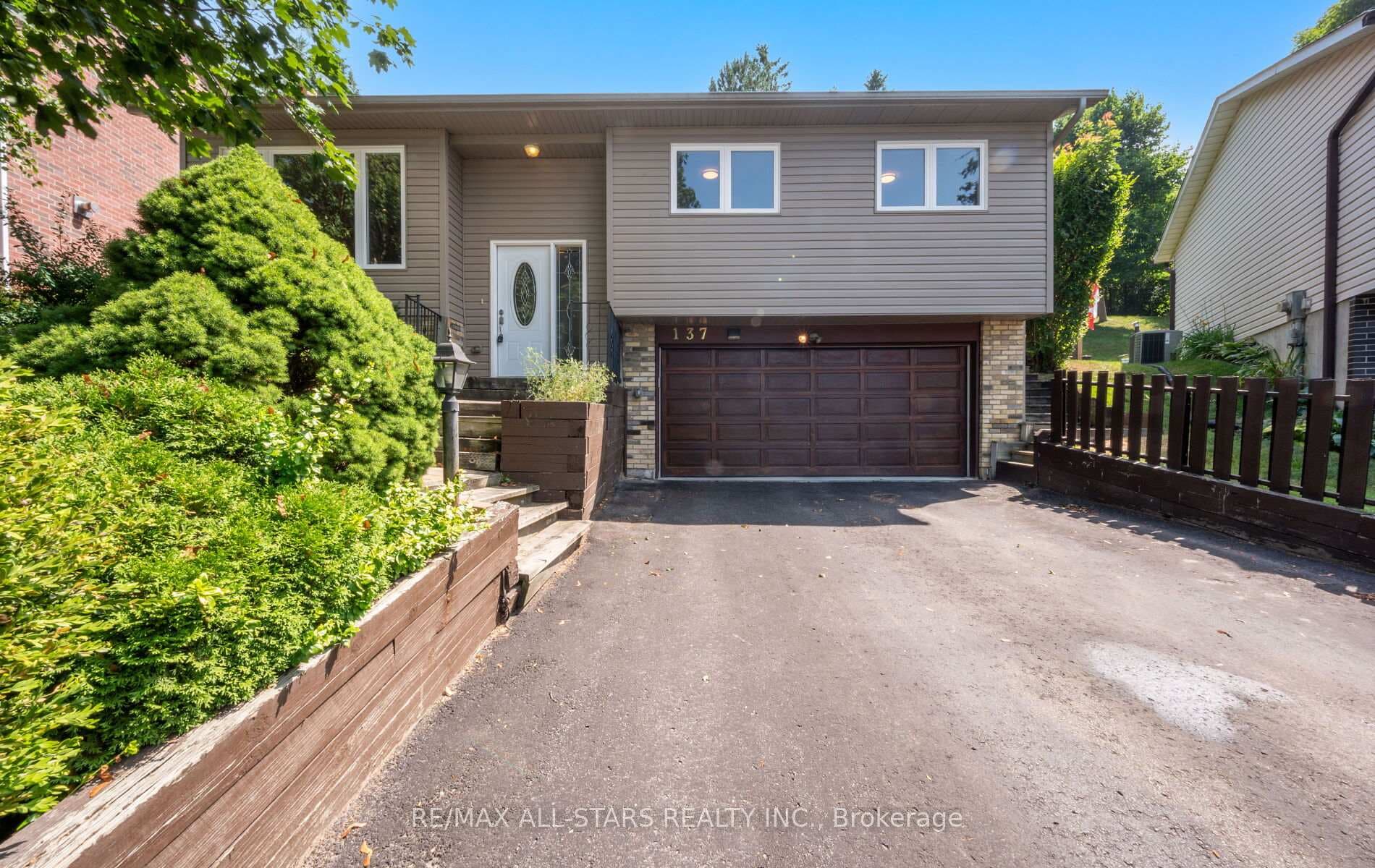 137 Connaught Crescent photo 2