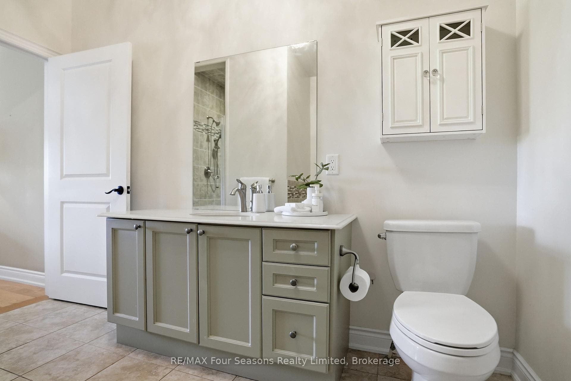Master Ensuite - Main Floor