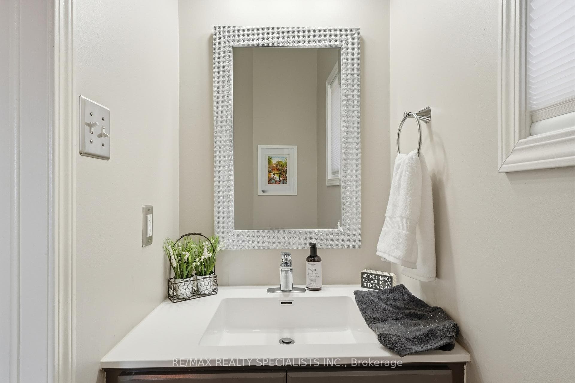 212 Ellis Crescent photo 6