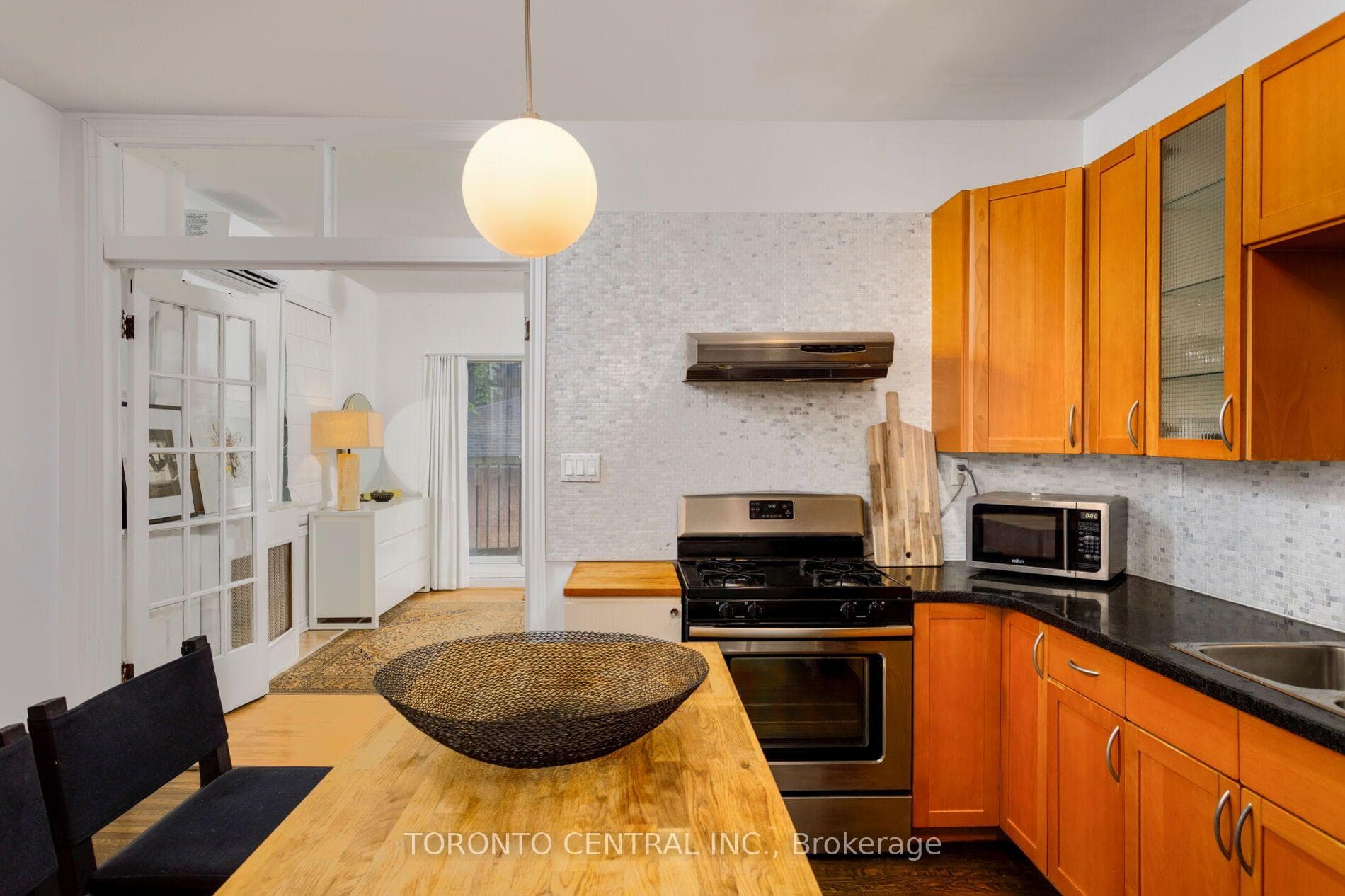 24 Manning Avenue photo 11
