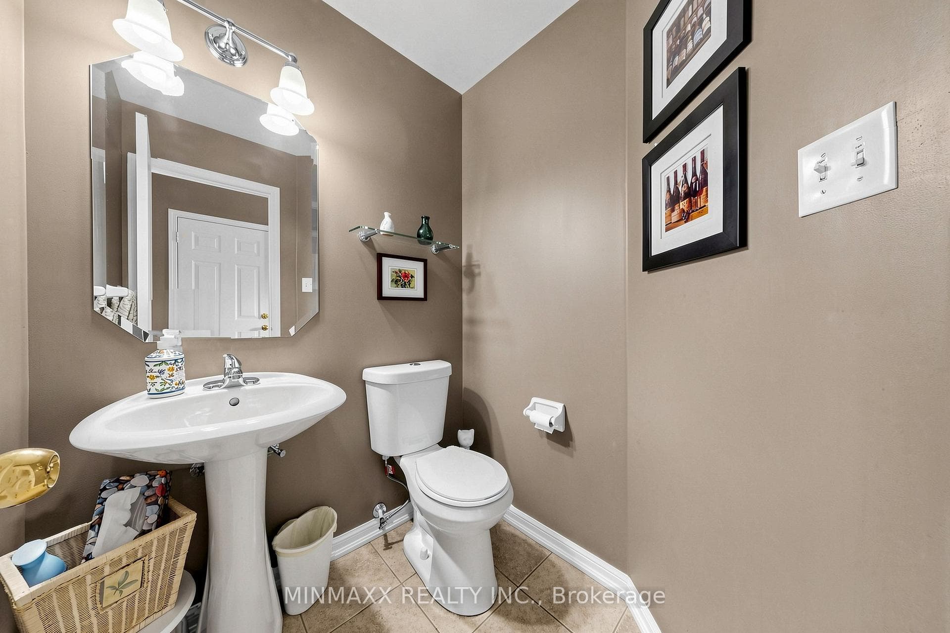 1164 CHAPMAN Crescent photo 13