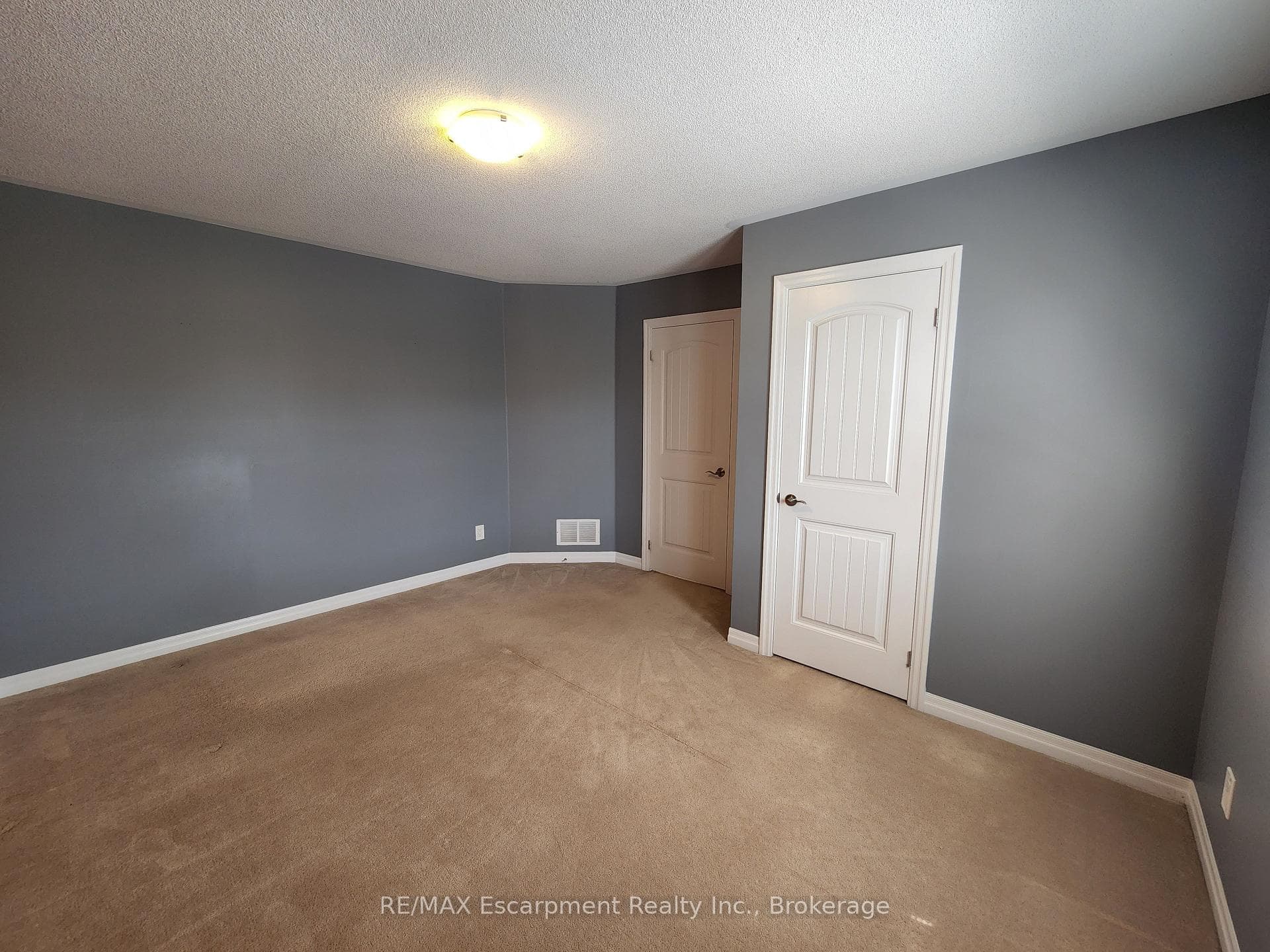 113 DONOVAN Heights photo 19