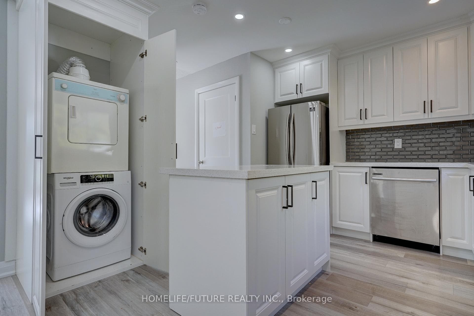 1299 Fenelon Crescent photo 23