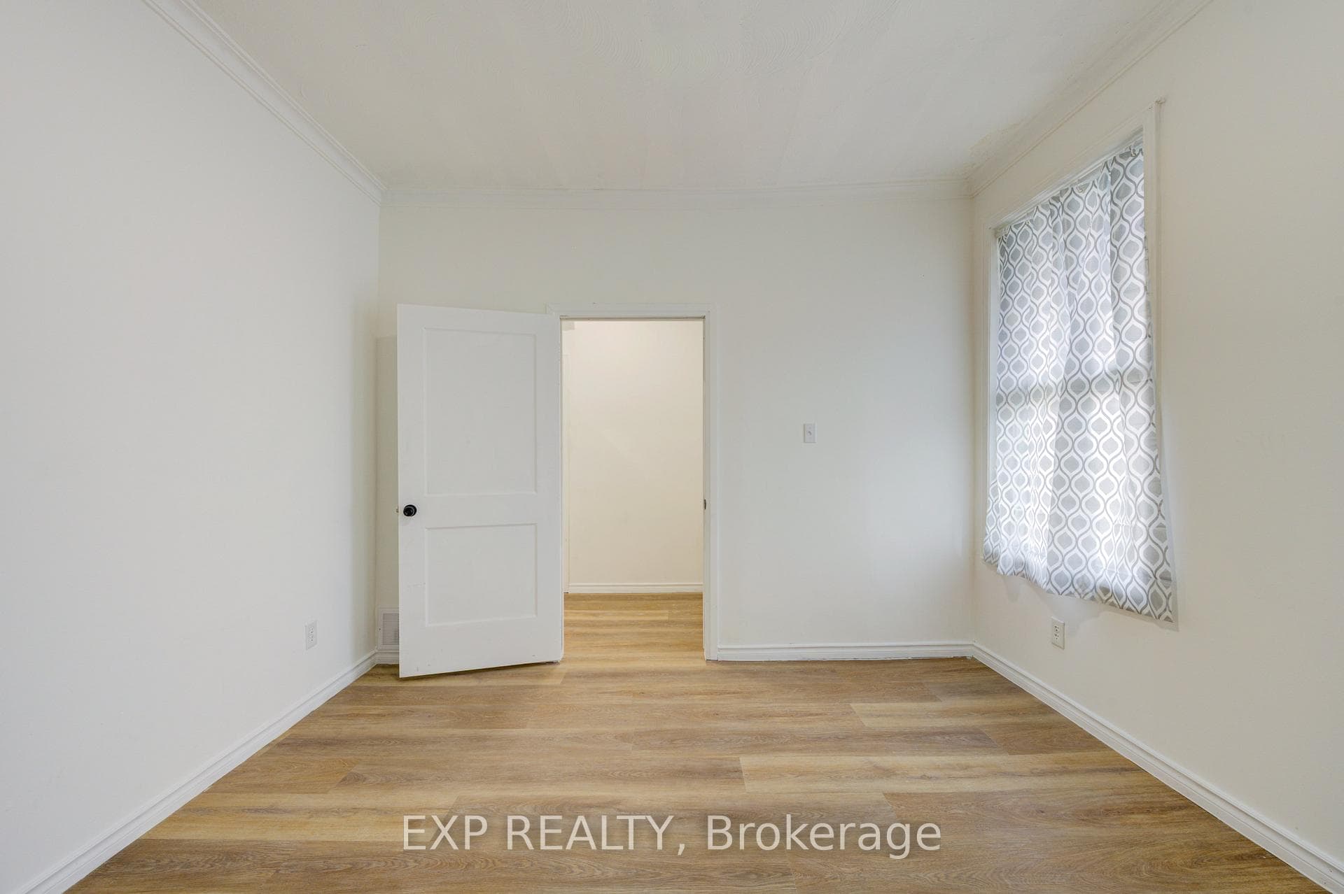 524 Simcoe Street photo 35