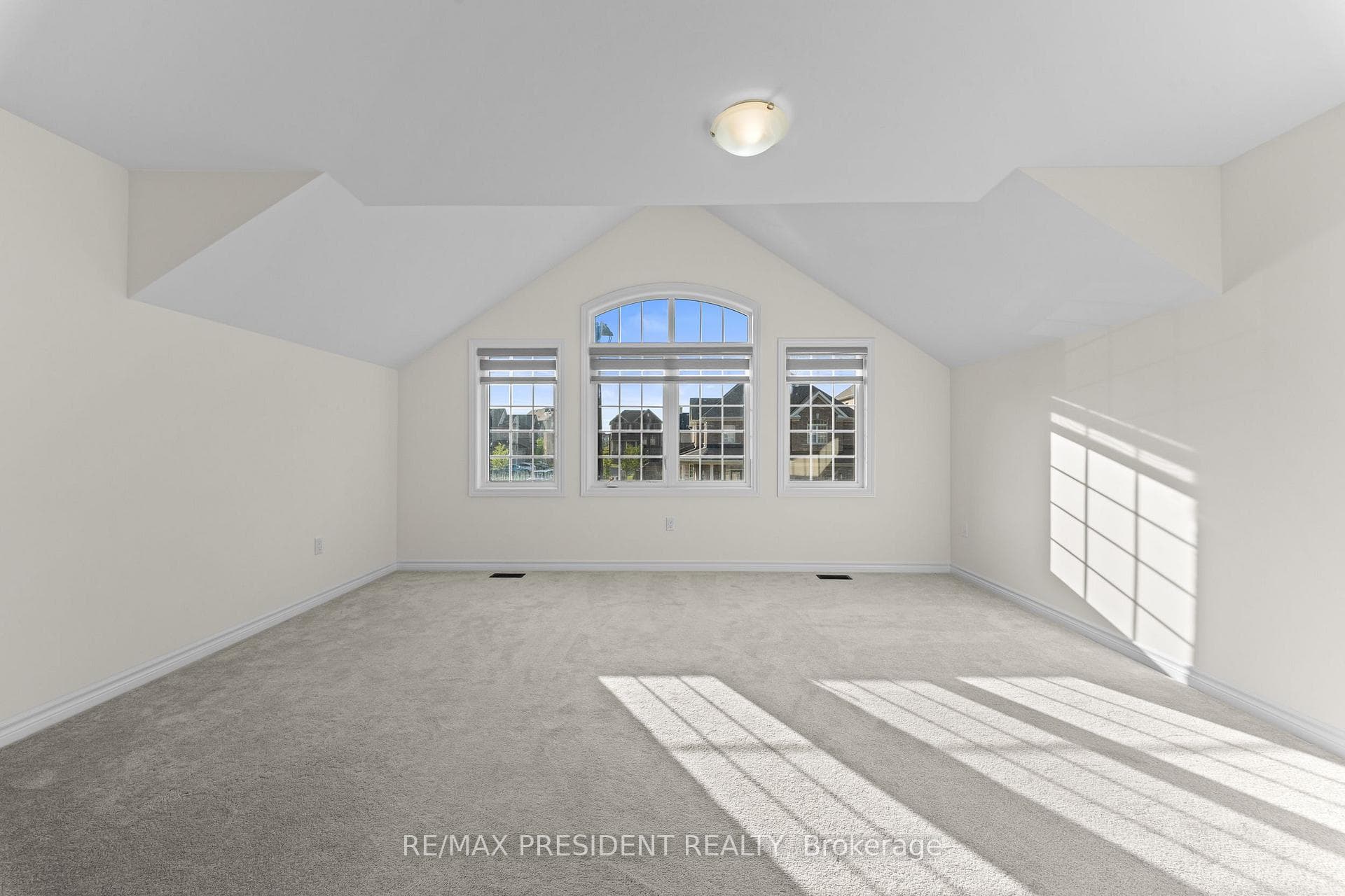 6 JENWOOD Crescent photo 38