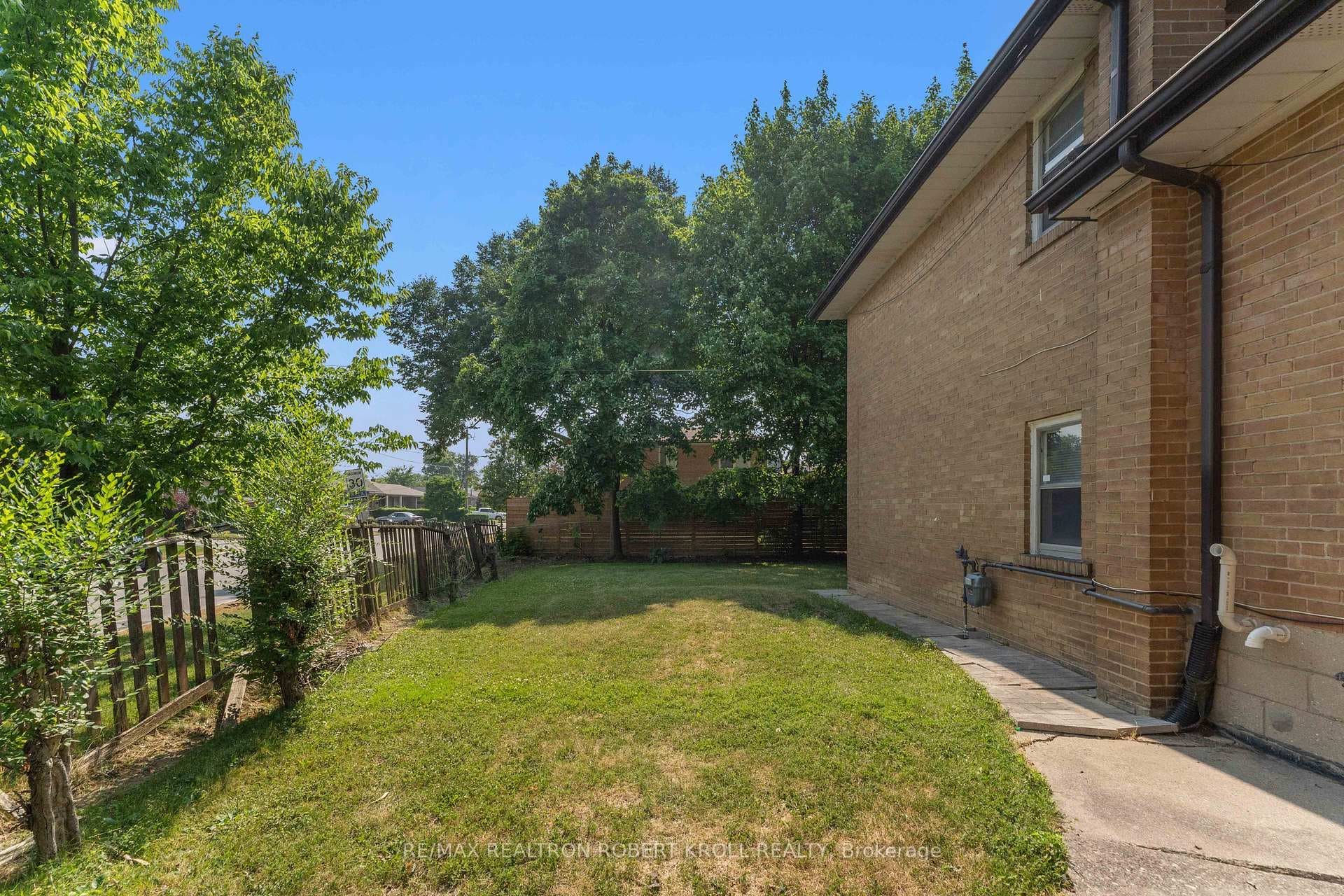 142 Faywood Boulevard photo 40