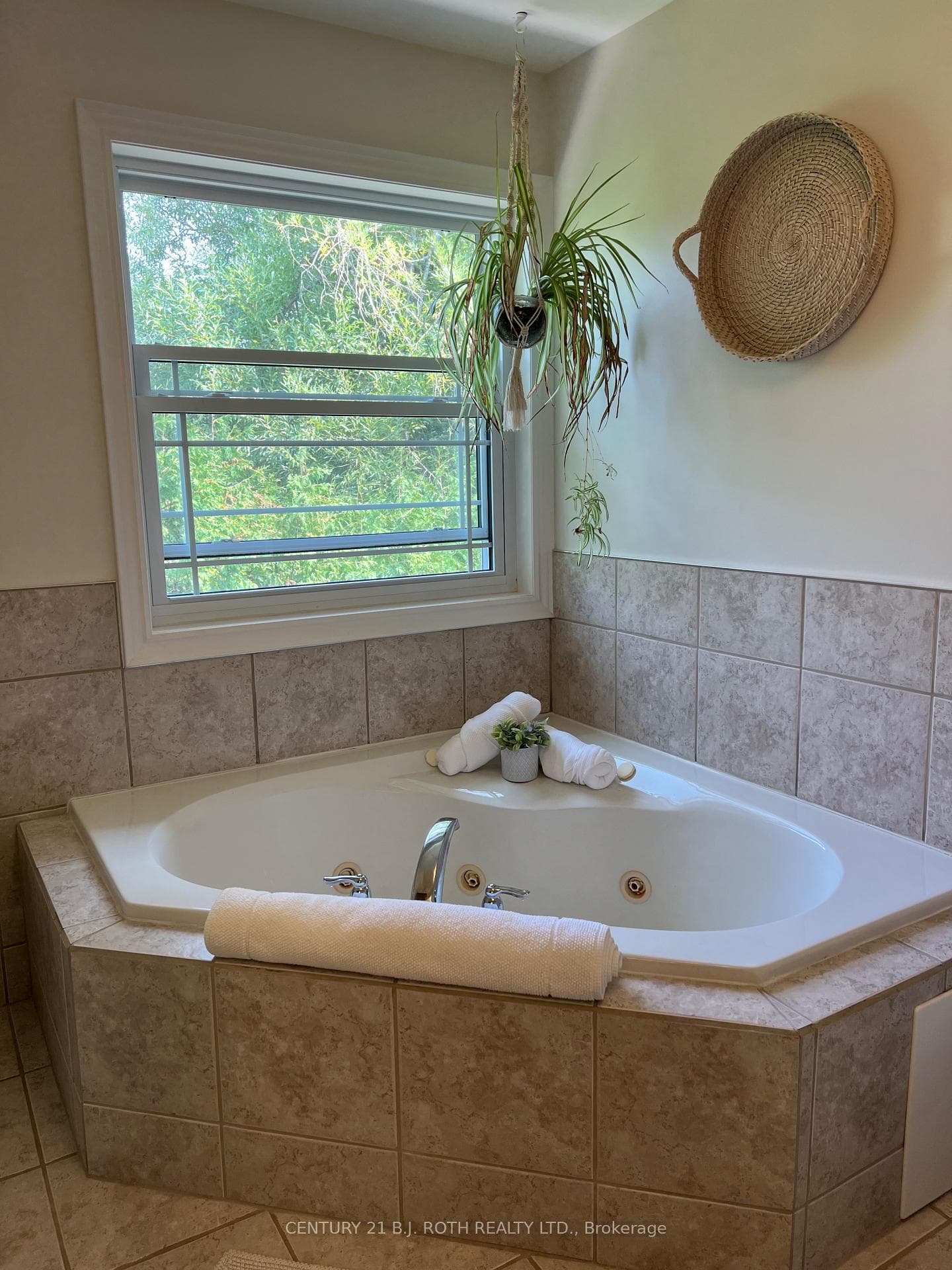 Primary ensuite with jetted tub