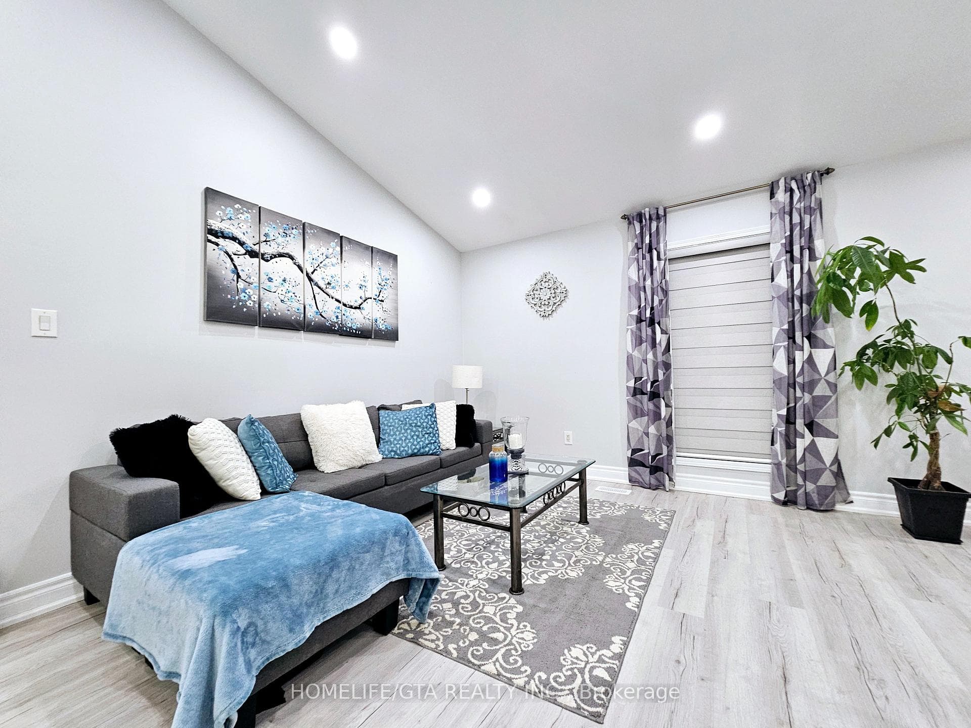 1860 Dalhousie Crescent photo 4