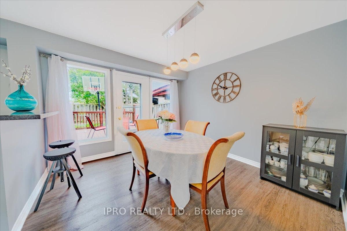 1413 Fenelon Crescent photo 11