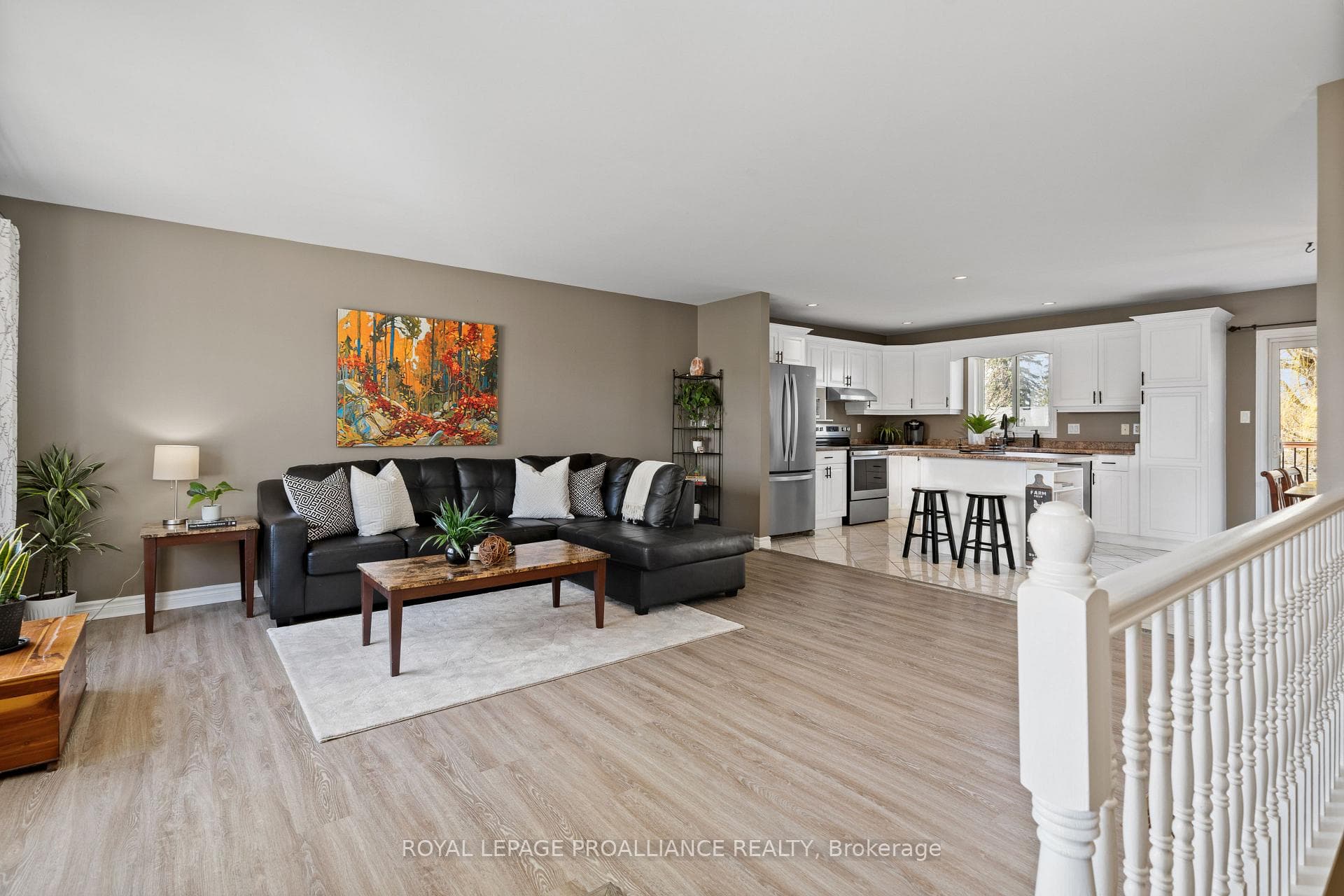 12 STONEGATE Crescent photo 6