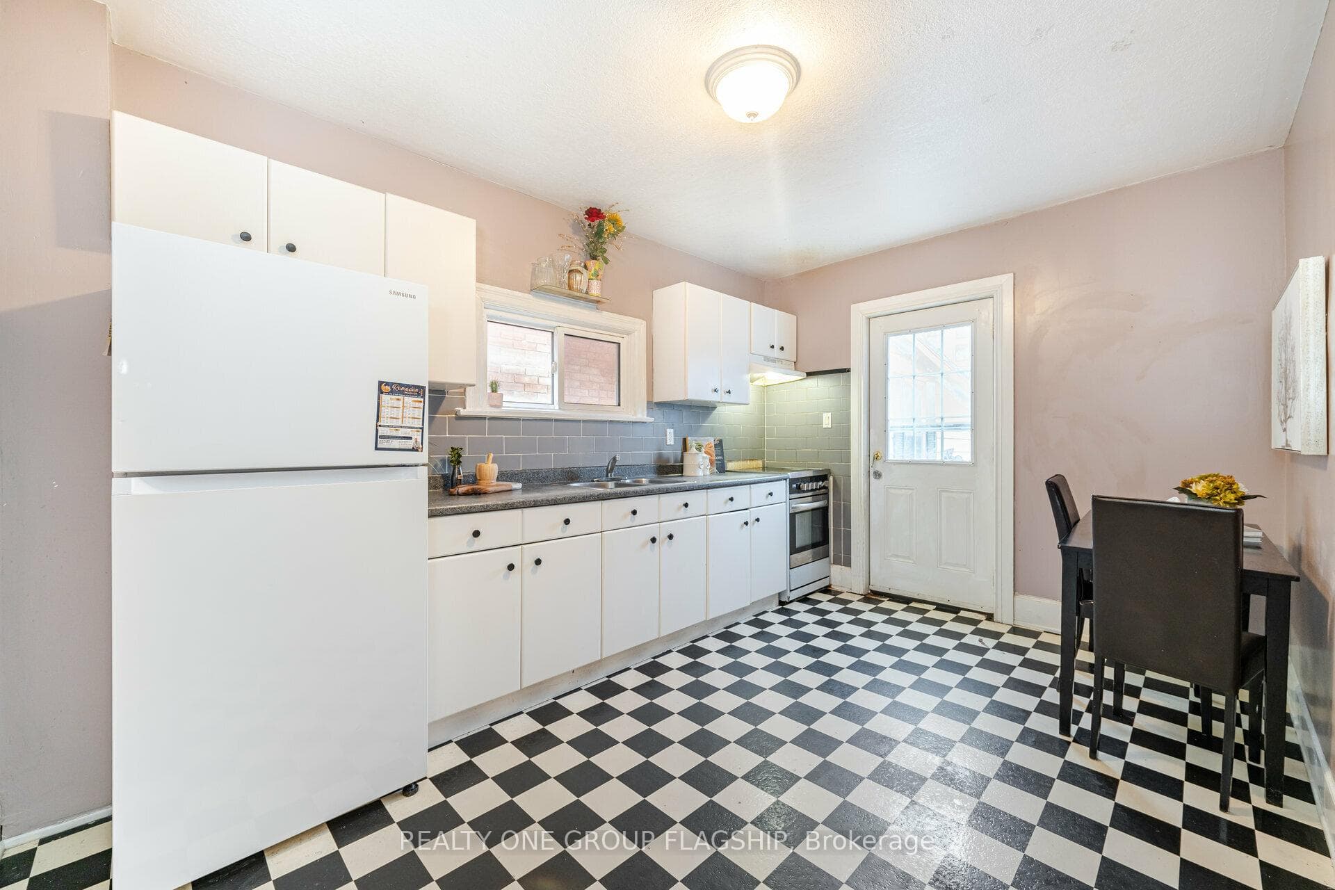 63 Hogarth St Street photo 7