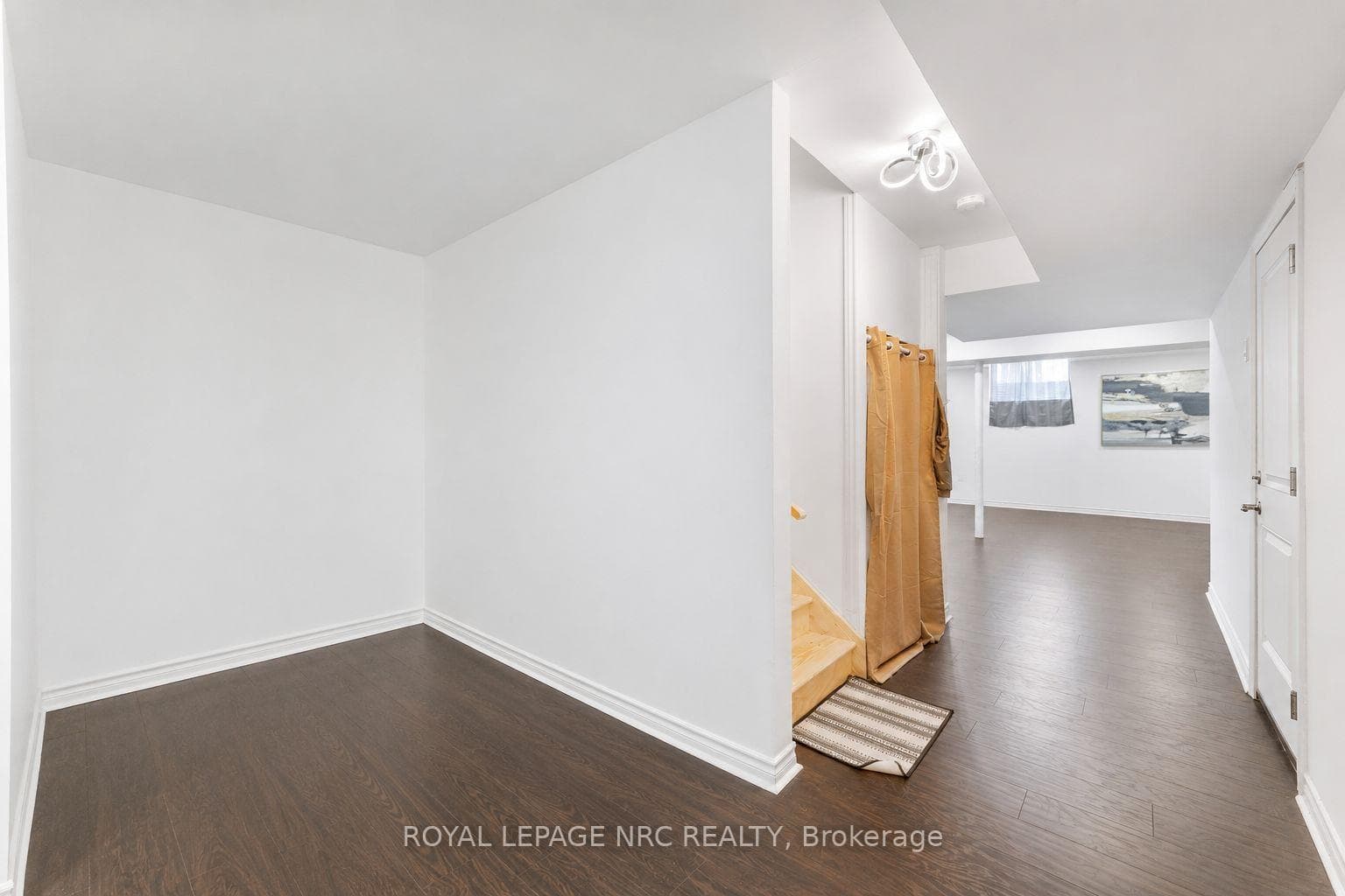 12 Swan Avenue photo 37