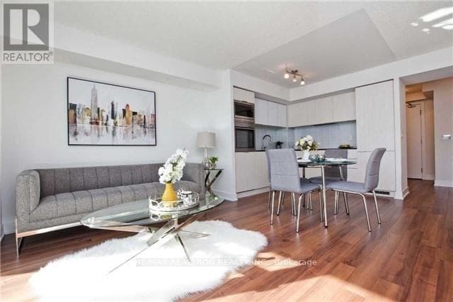 318 Richmond Street Unit 810 photo 9