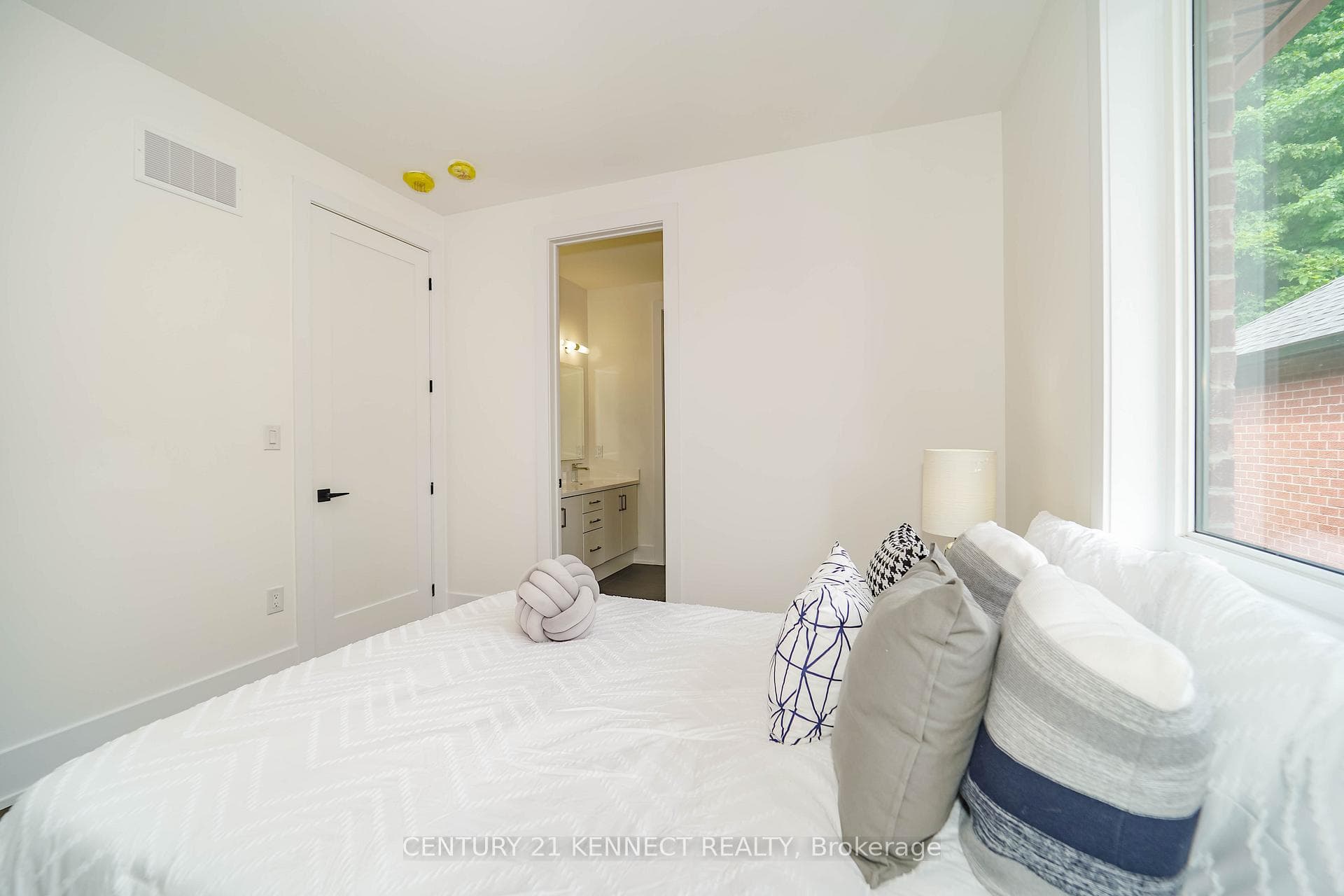 21 Blueking Crescent photo 31