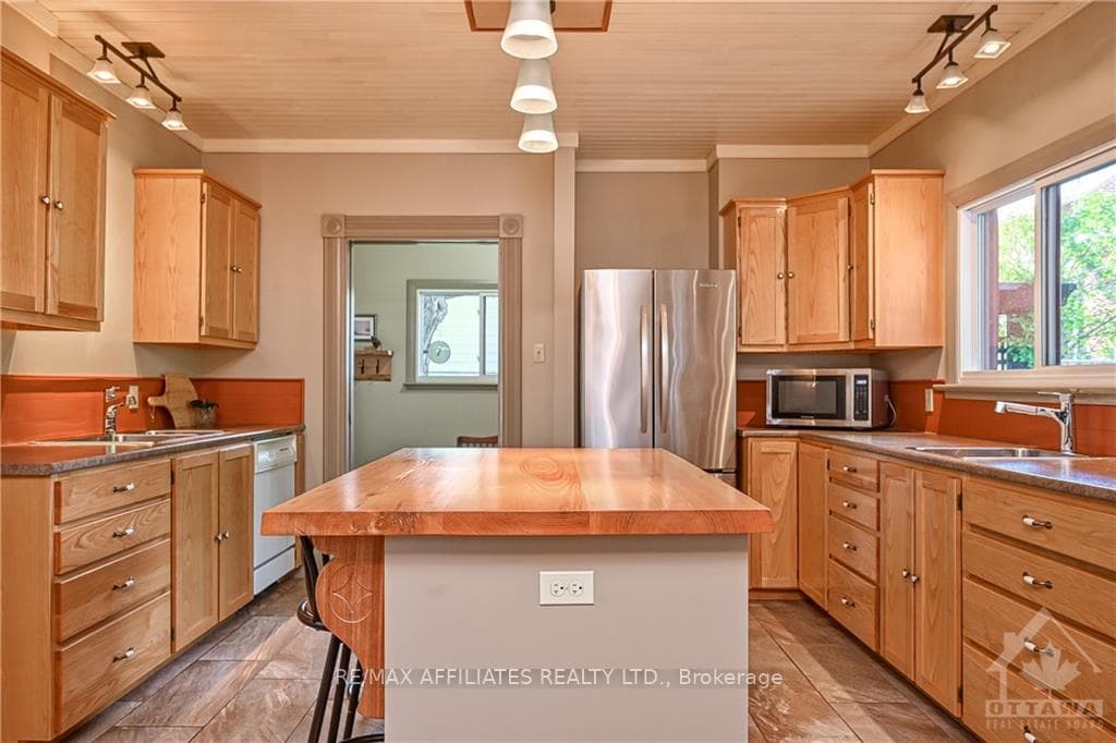 214 THOMAS Street photo 20
