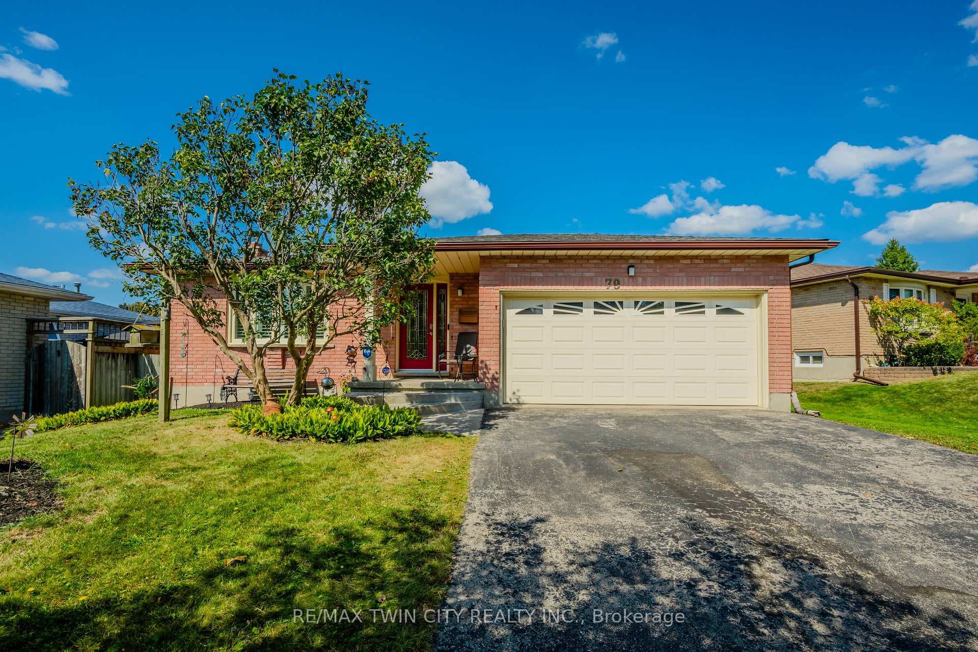 79 ERINBROOK Drive photo 1