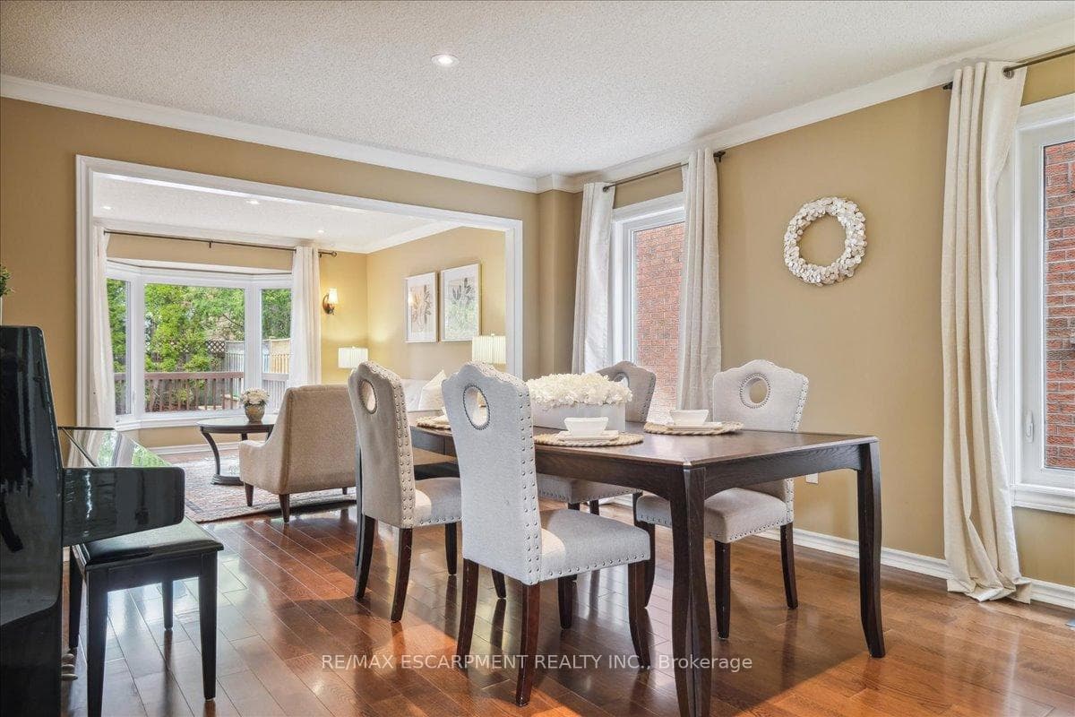 2580 Strathmore Crescent photo 5