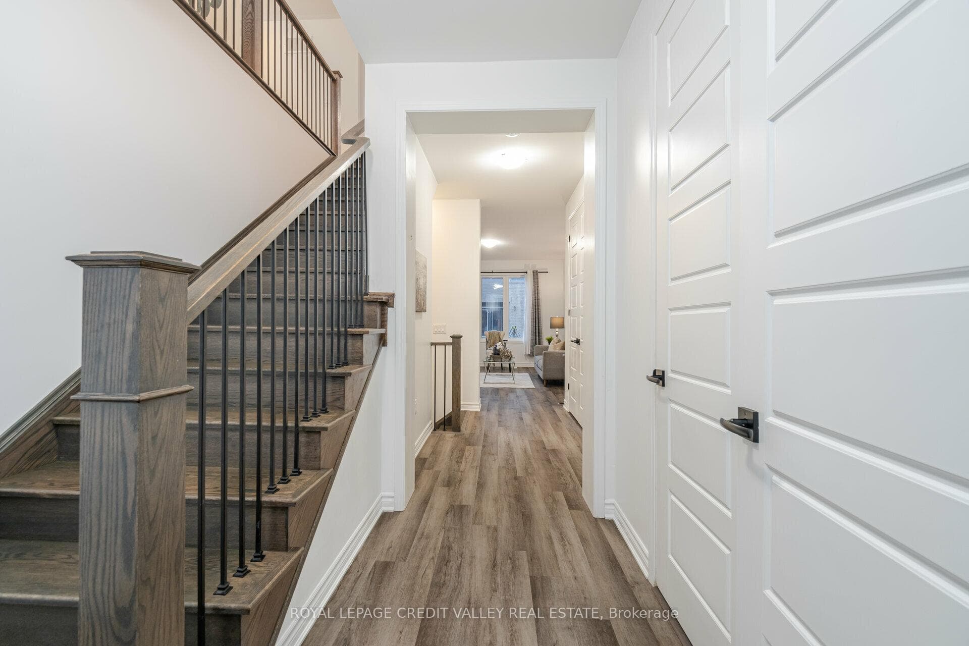 1574 Moira Crescent photo 4