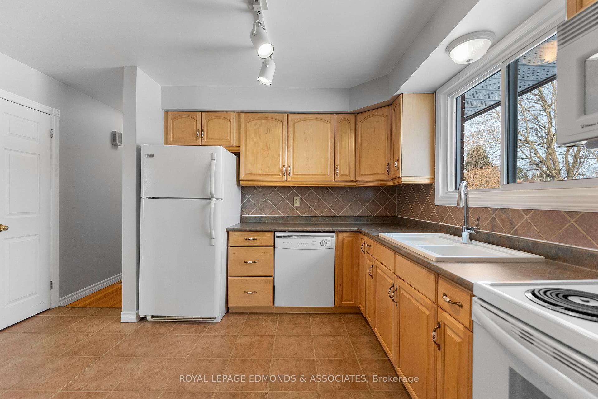 395 Chamberlain Street photo 12