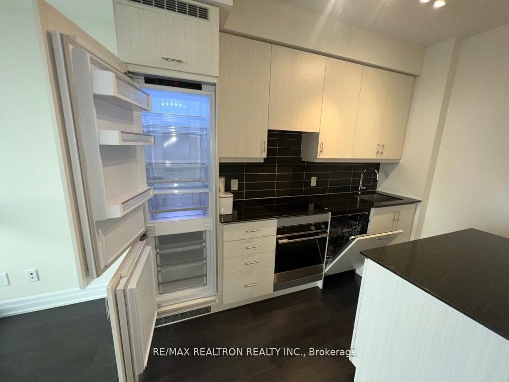 9075 Jane Street Unit 704 photo 11