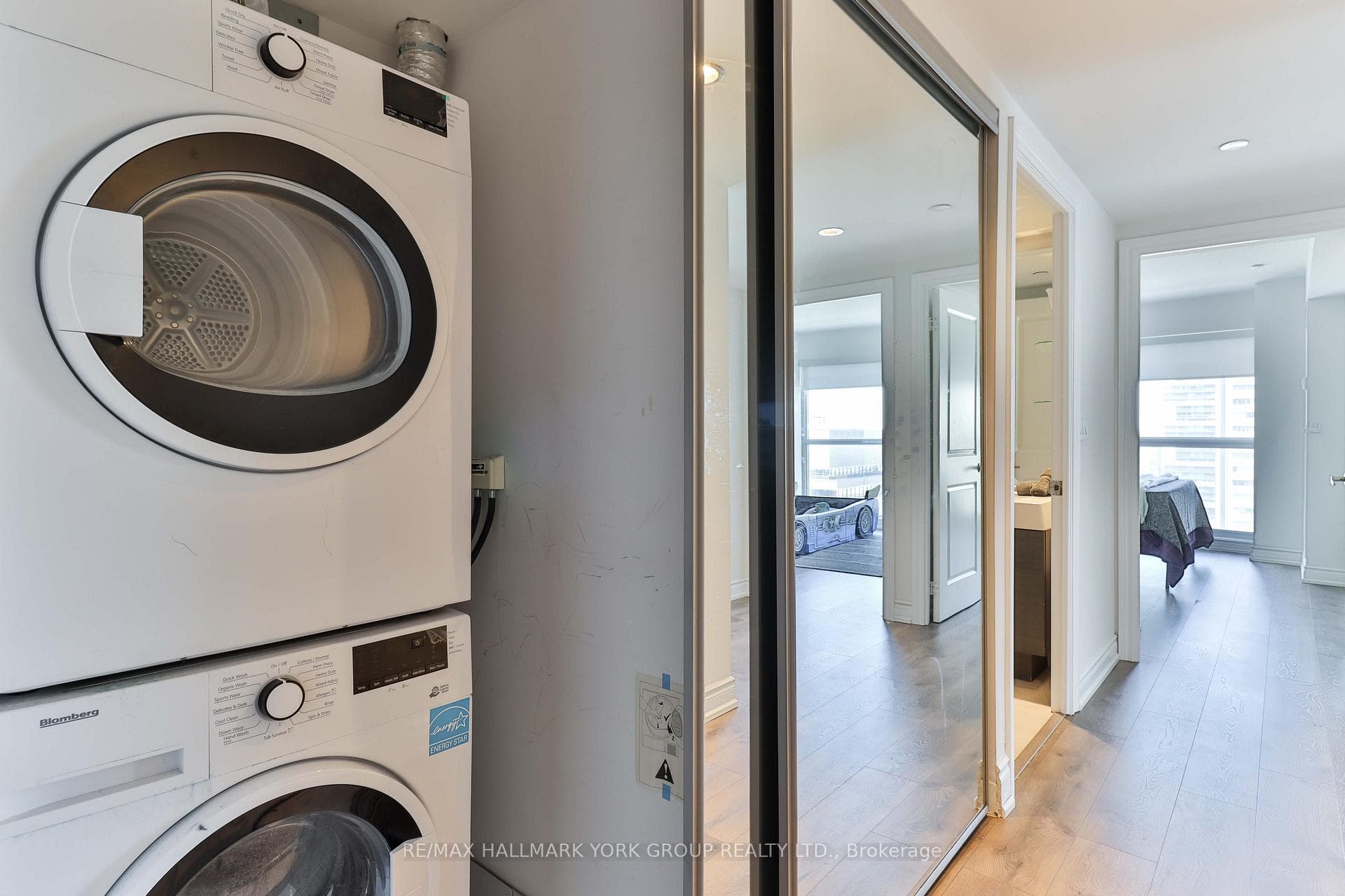 386 Yonge Street Unit 1607 photo 25