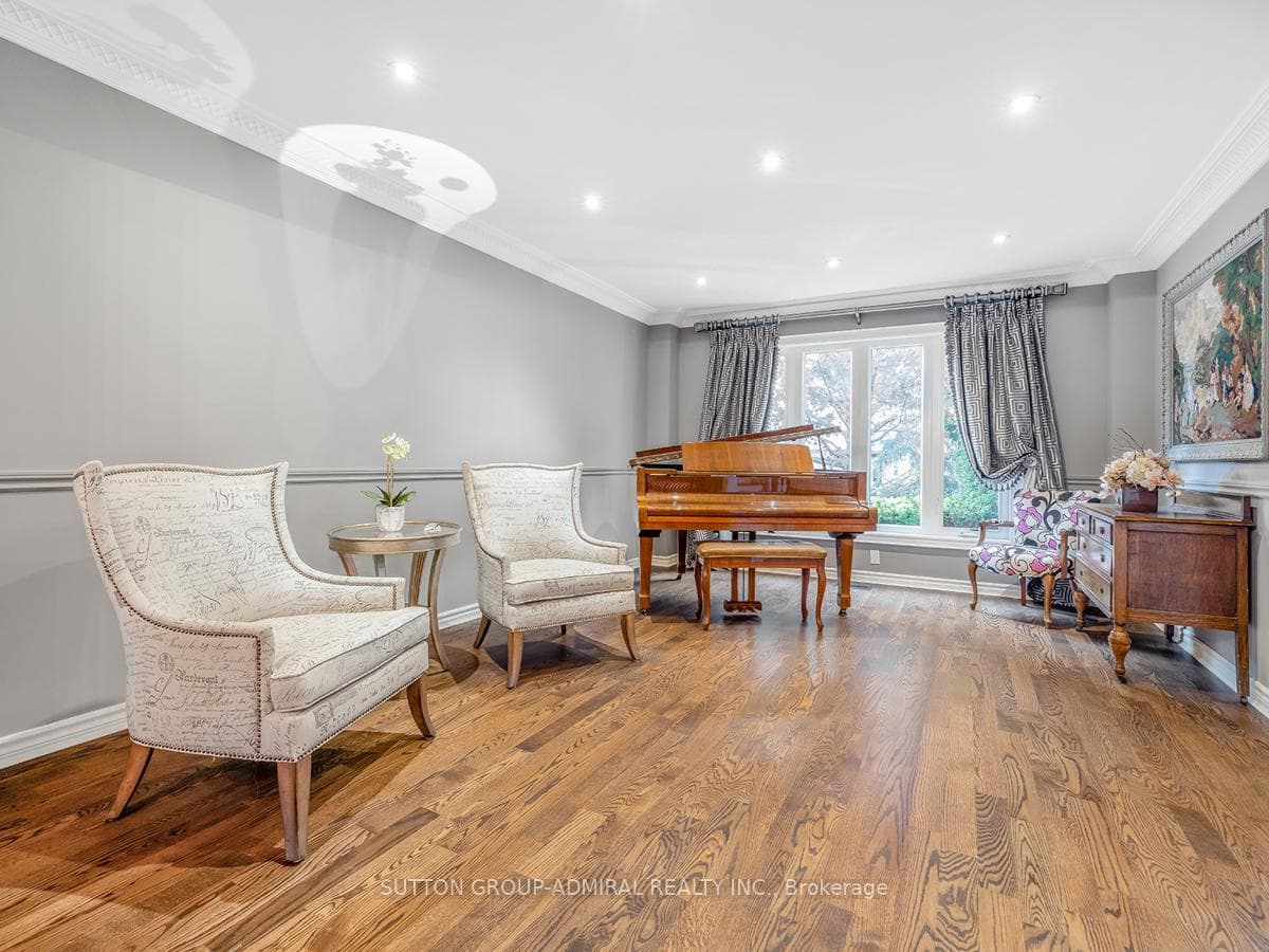 76 Savoy Crescent photo 3
