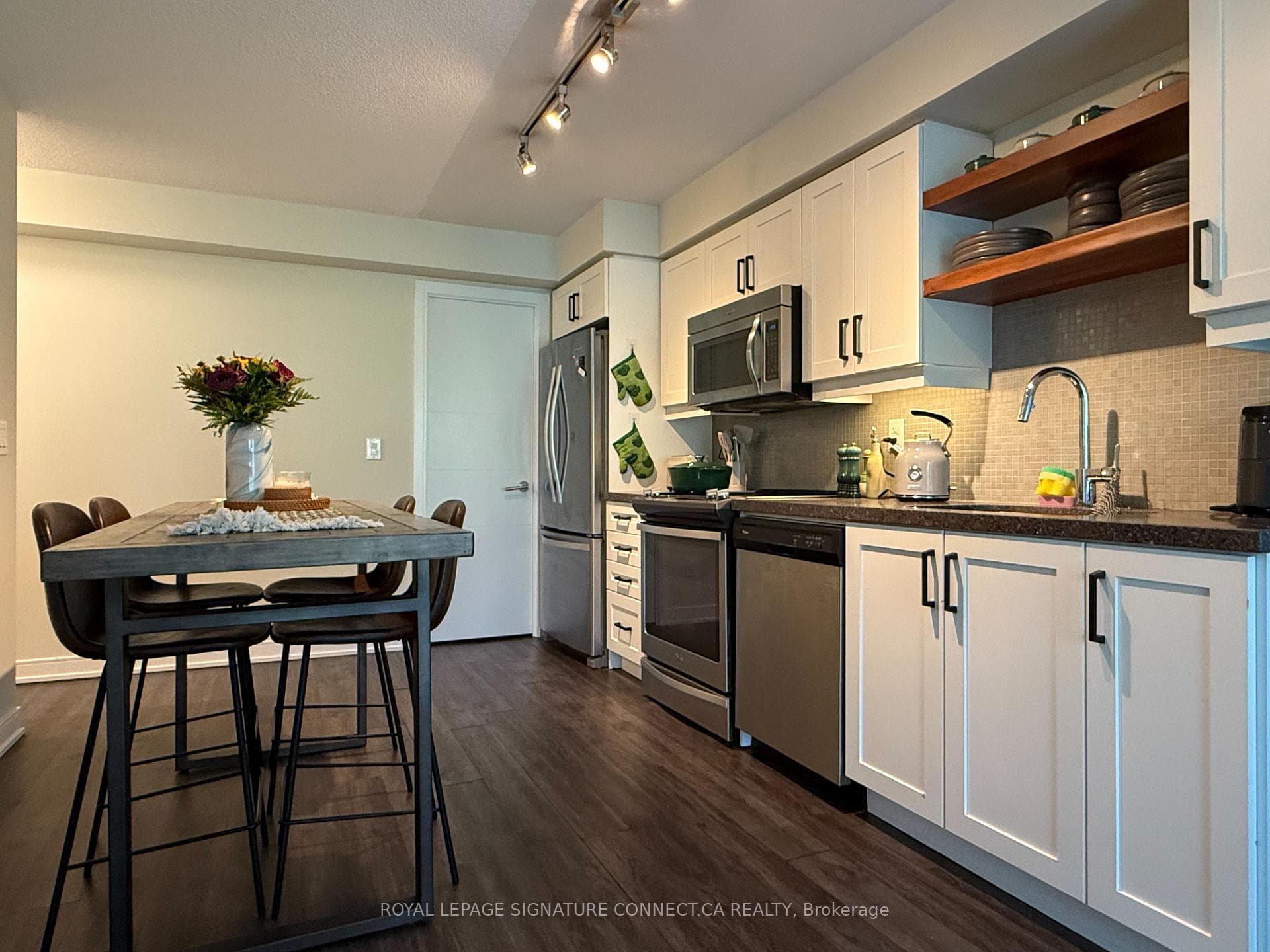 525 Adelaide Street Unit 724 photo 4