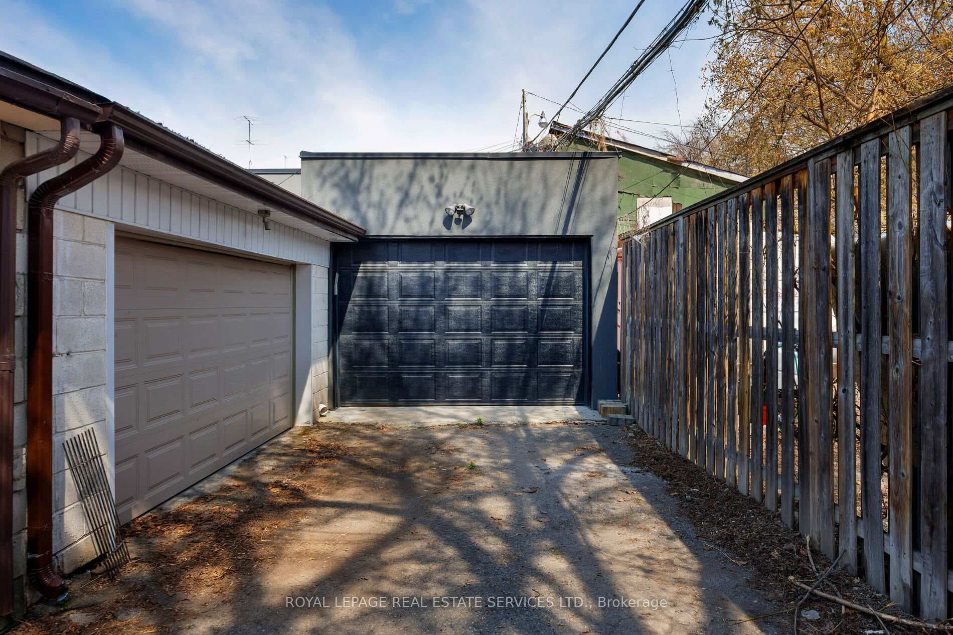 121 Markham Street photo 40