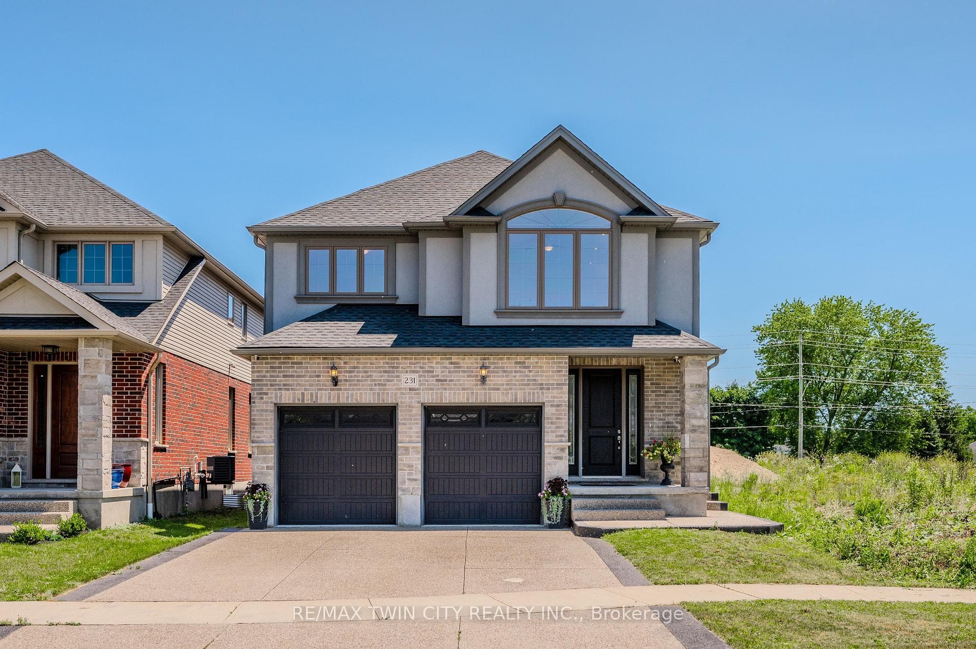231 Carriage Way photo 1