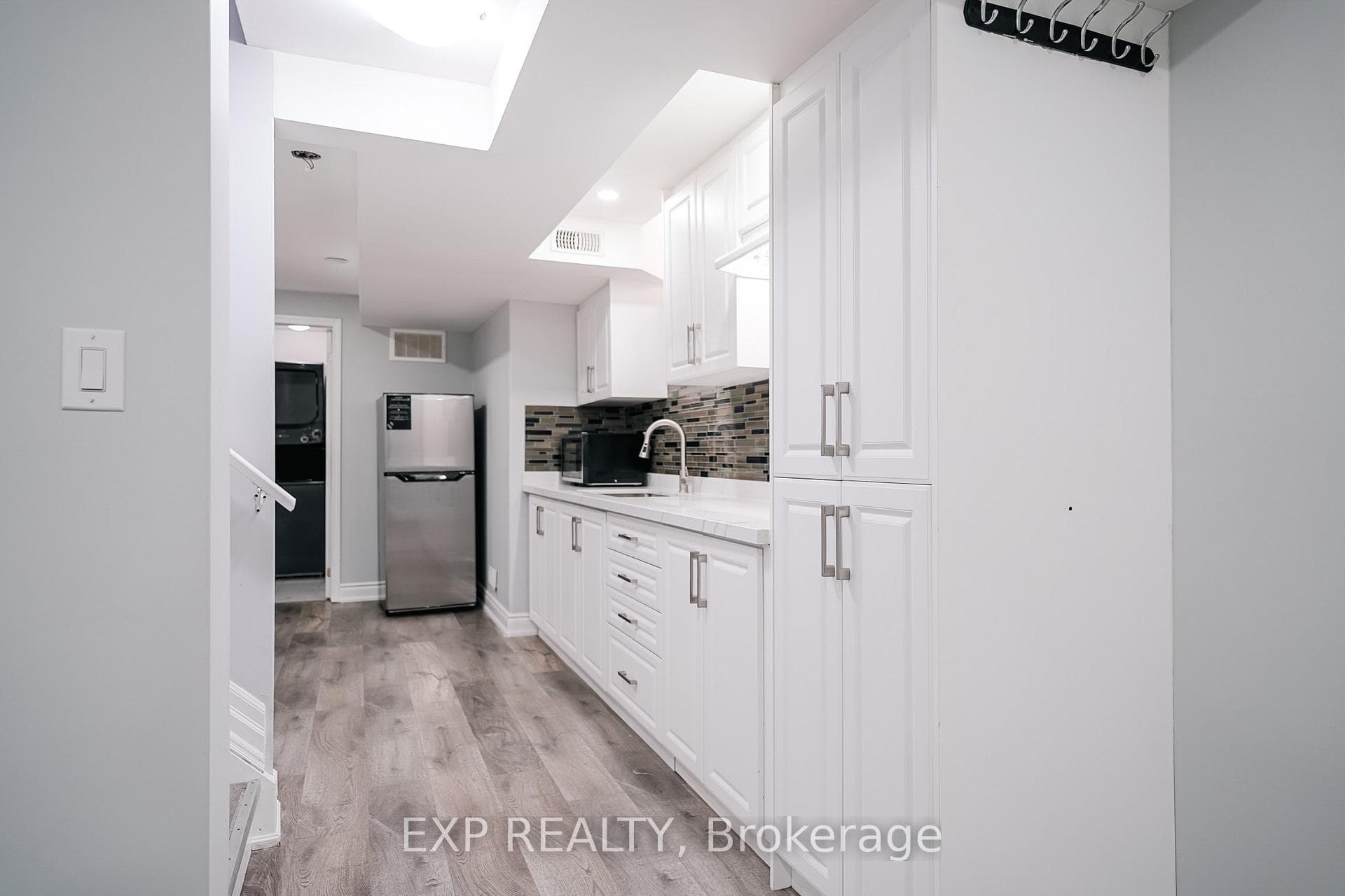 668 Hamilton Crescent photo 31