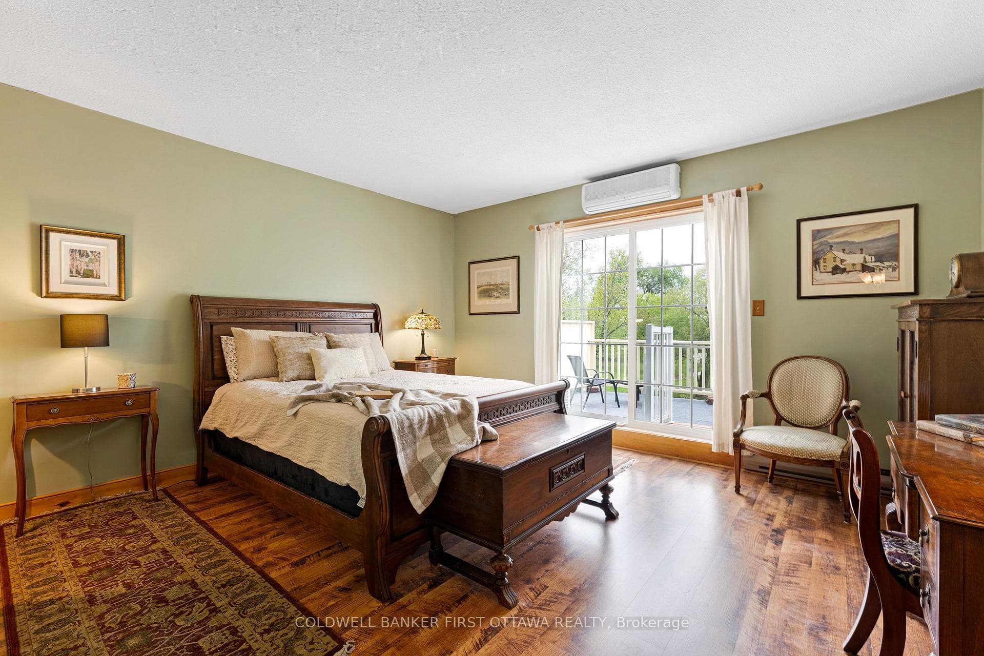 Second bedroom, sliding doors to roof-top patio