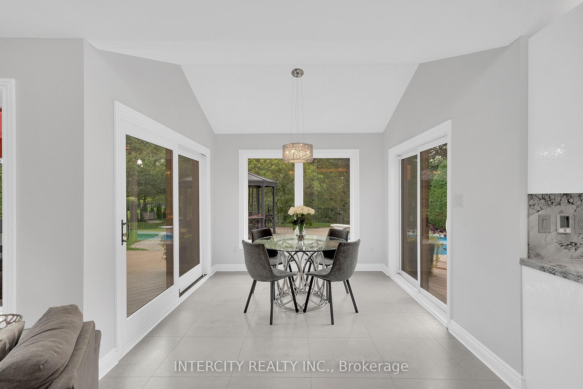 137 Curtis Crescent photo 11