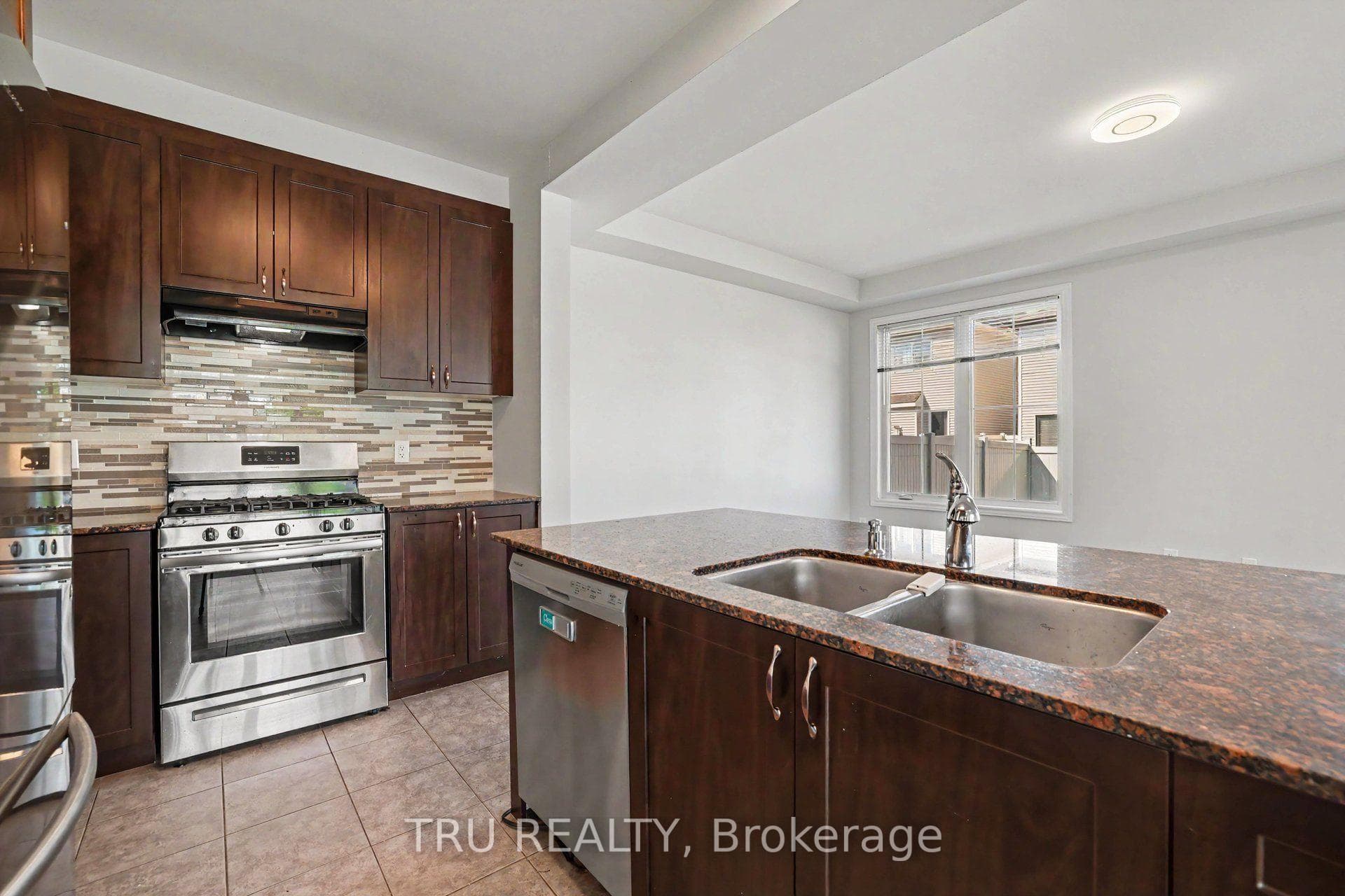 425 Aphelion Crescent photo 10