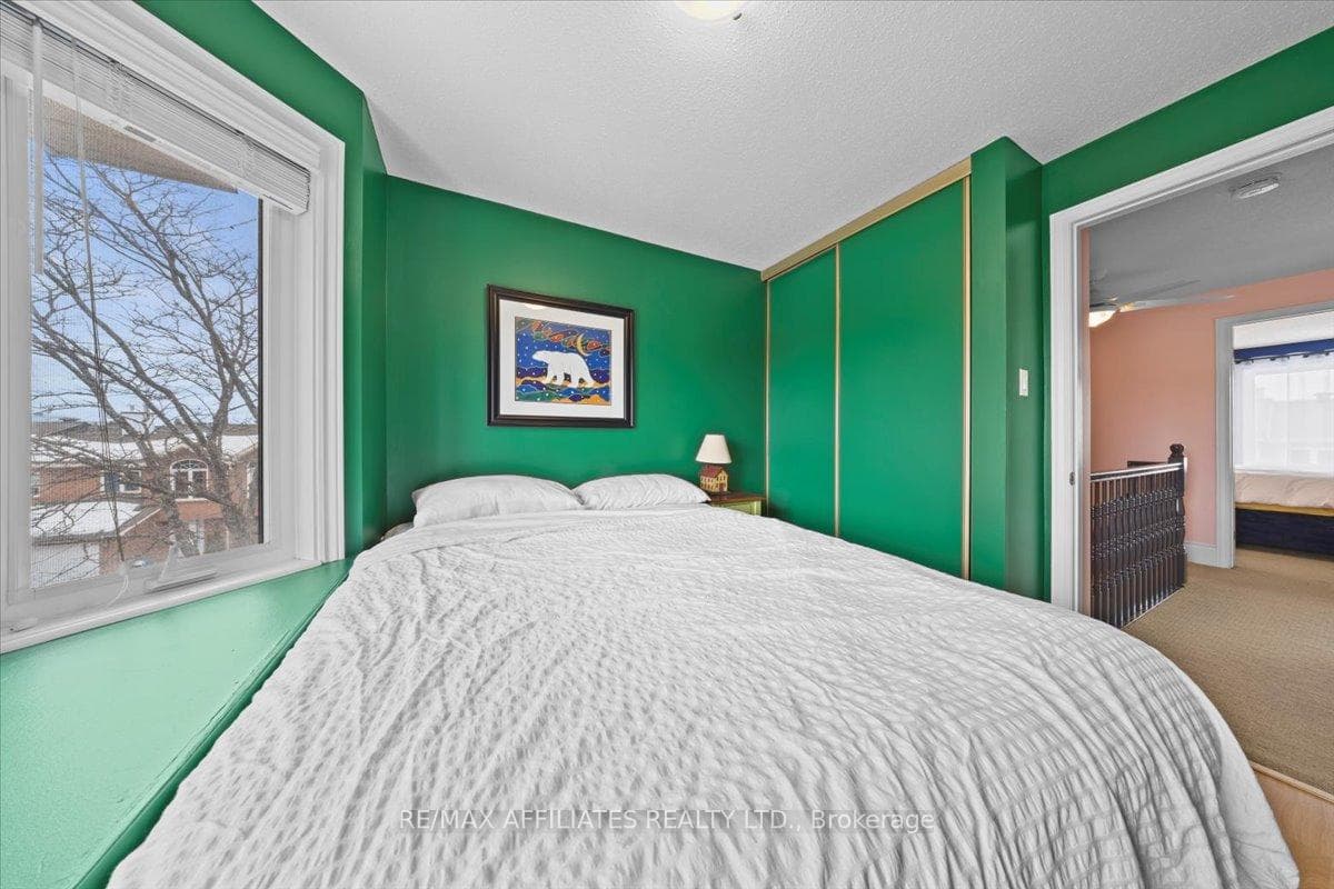 1840 Summerfields Crescent photo 33