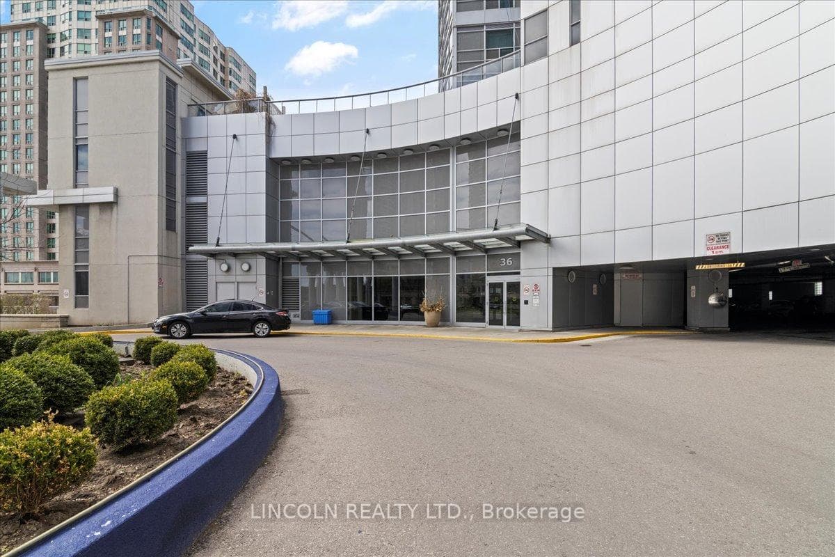 36 Lee Centre Drive Unit 815 photo 2