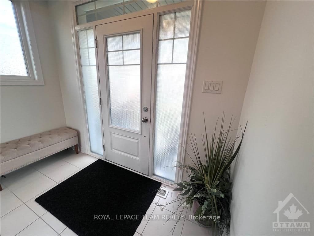 651 LAURALEAF Crescent photo 3
