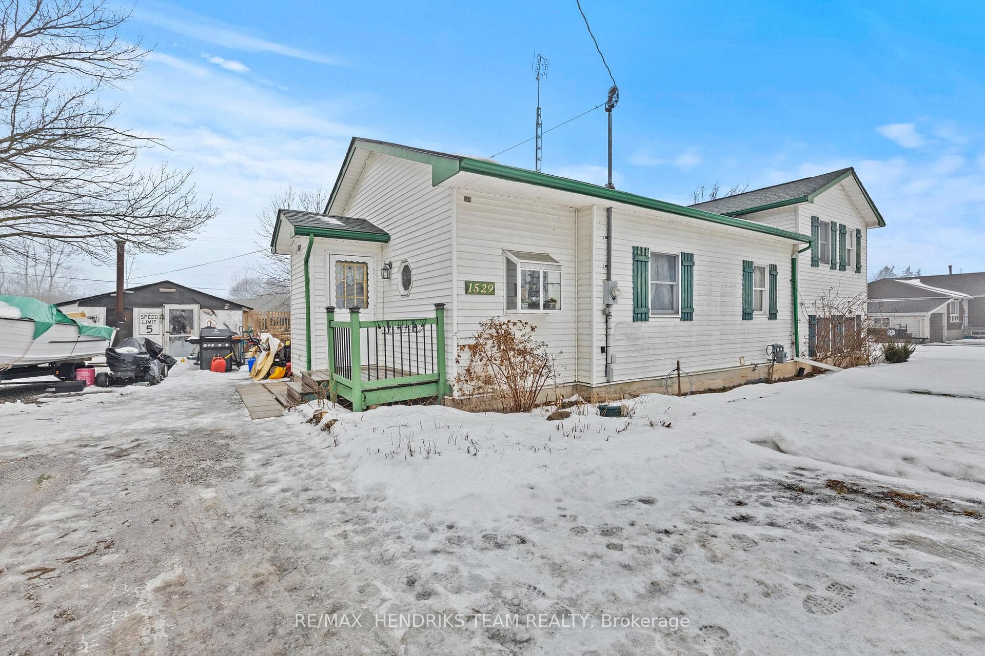 1529 Thompson Road photo 2