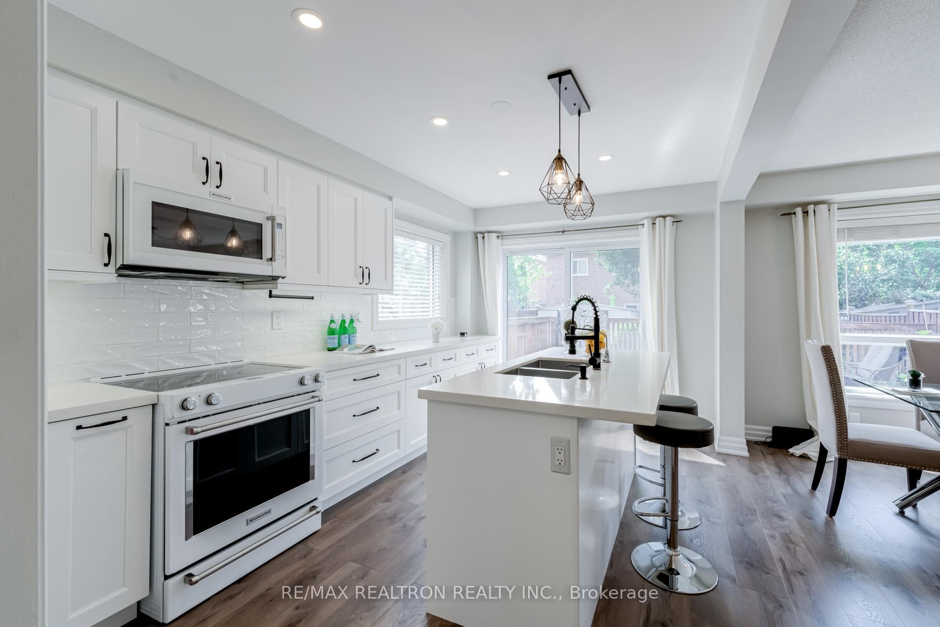 129 Mowat Crescent photo 14