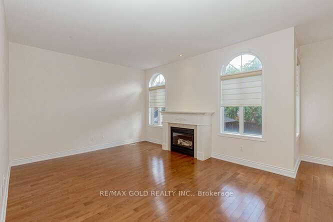 3368 Hayhurst Crescent photo 6