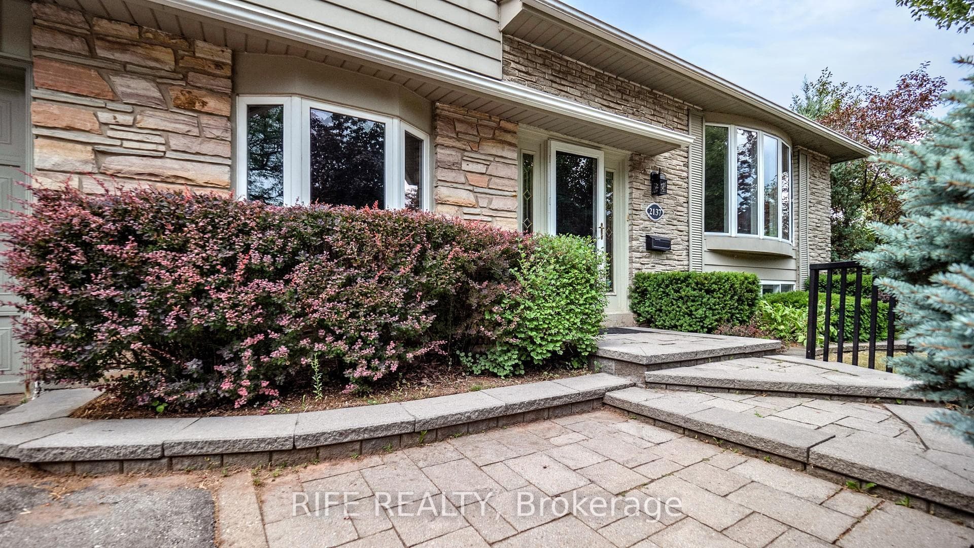 2137 Hixon Street photo 47