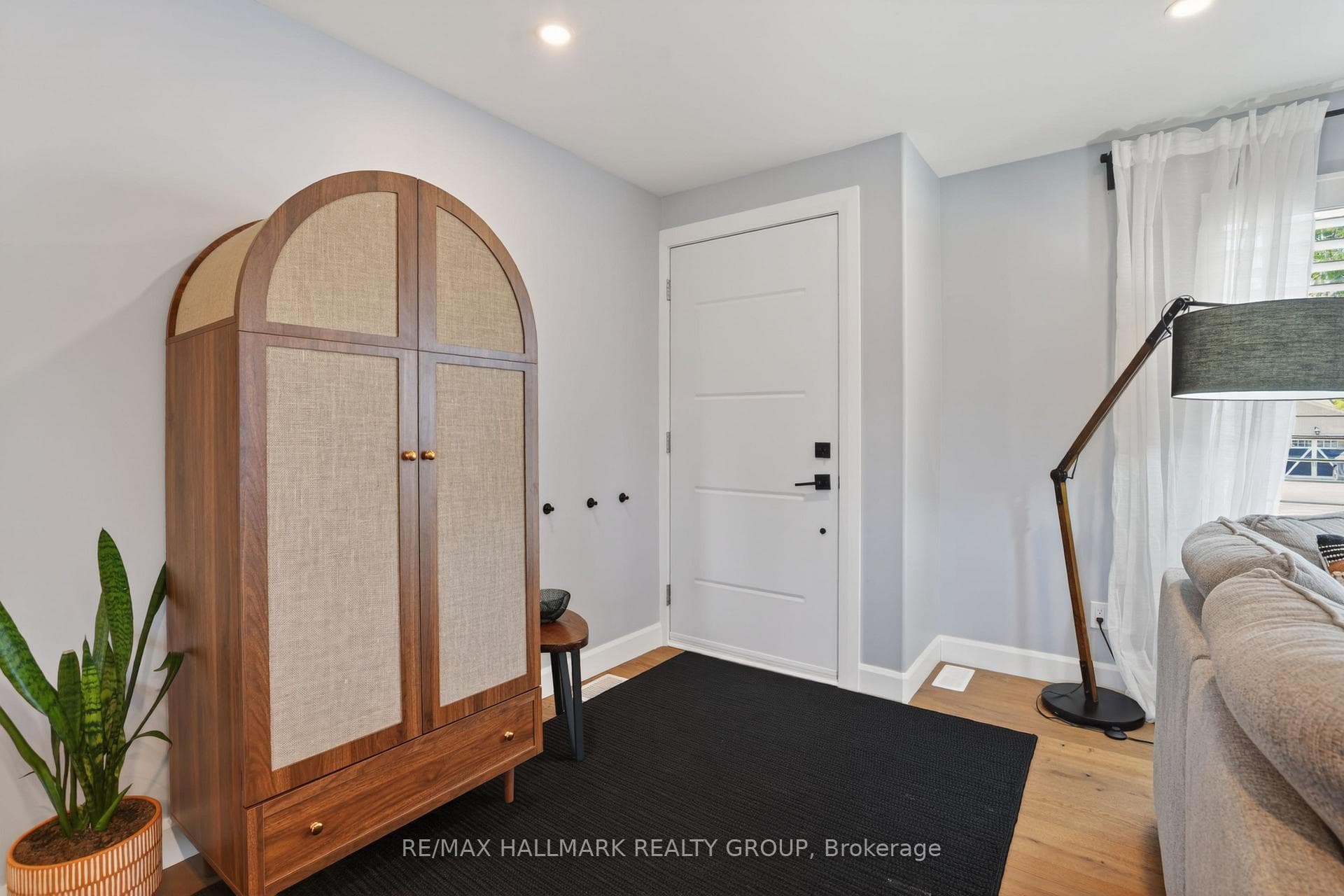 1583 MAXIME Street photo 4