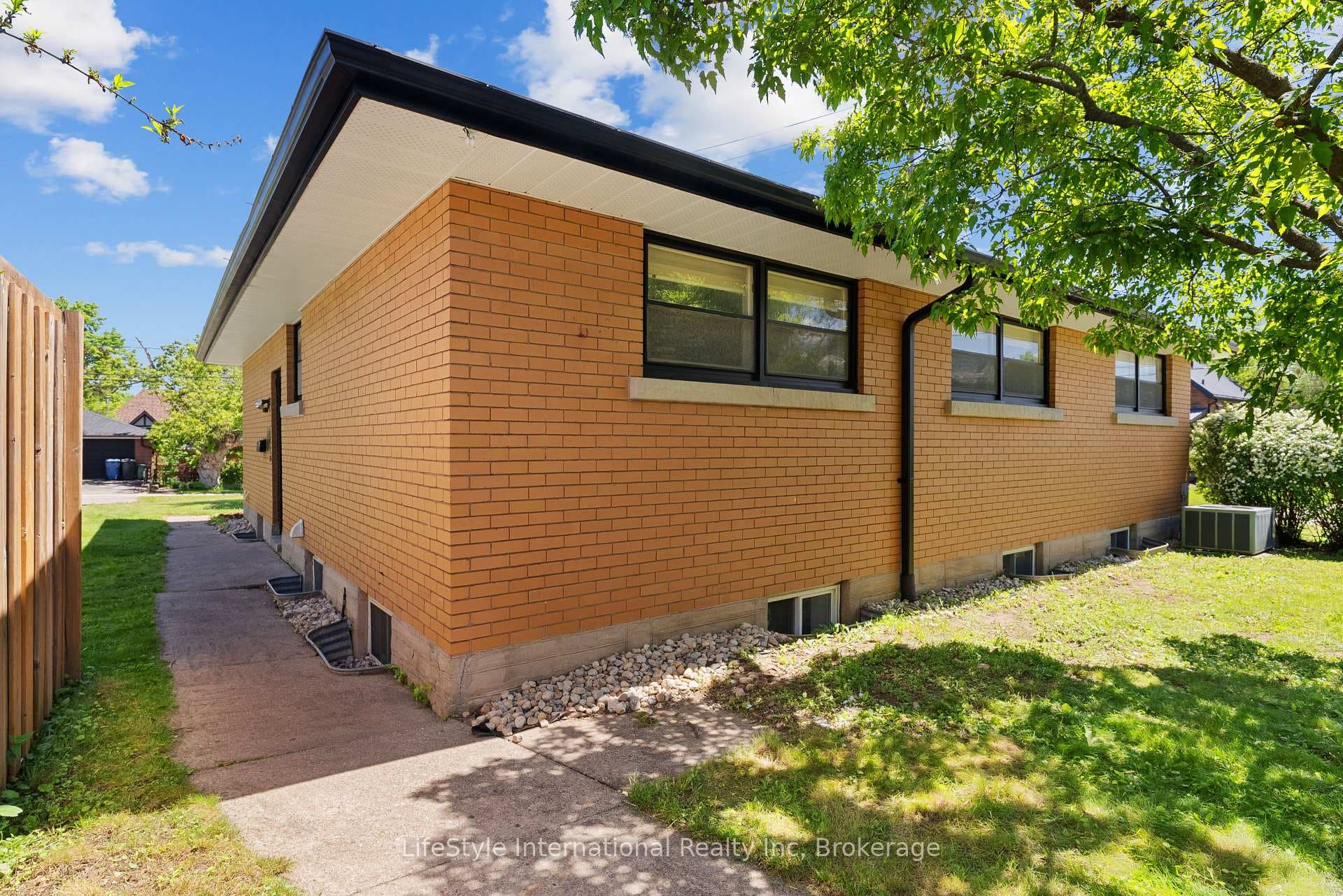 2 Westmount Road photo 43