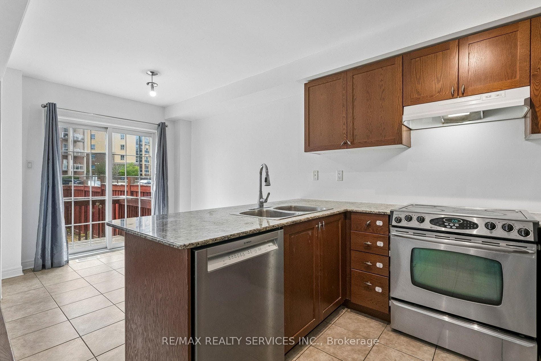 1385 Costigan Road photo 10