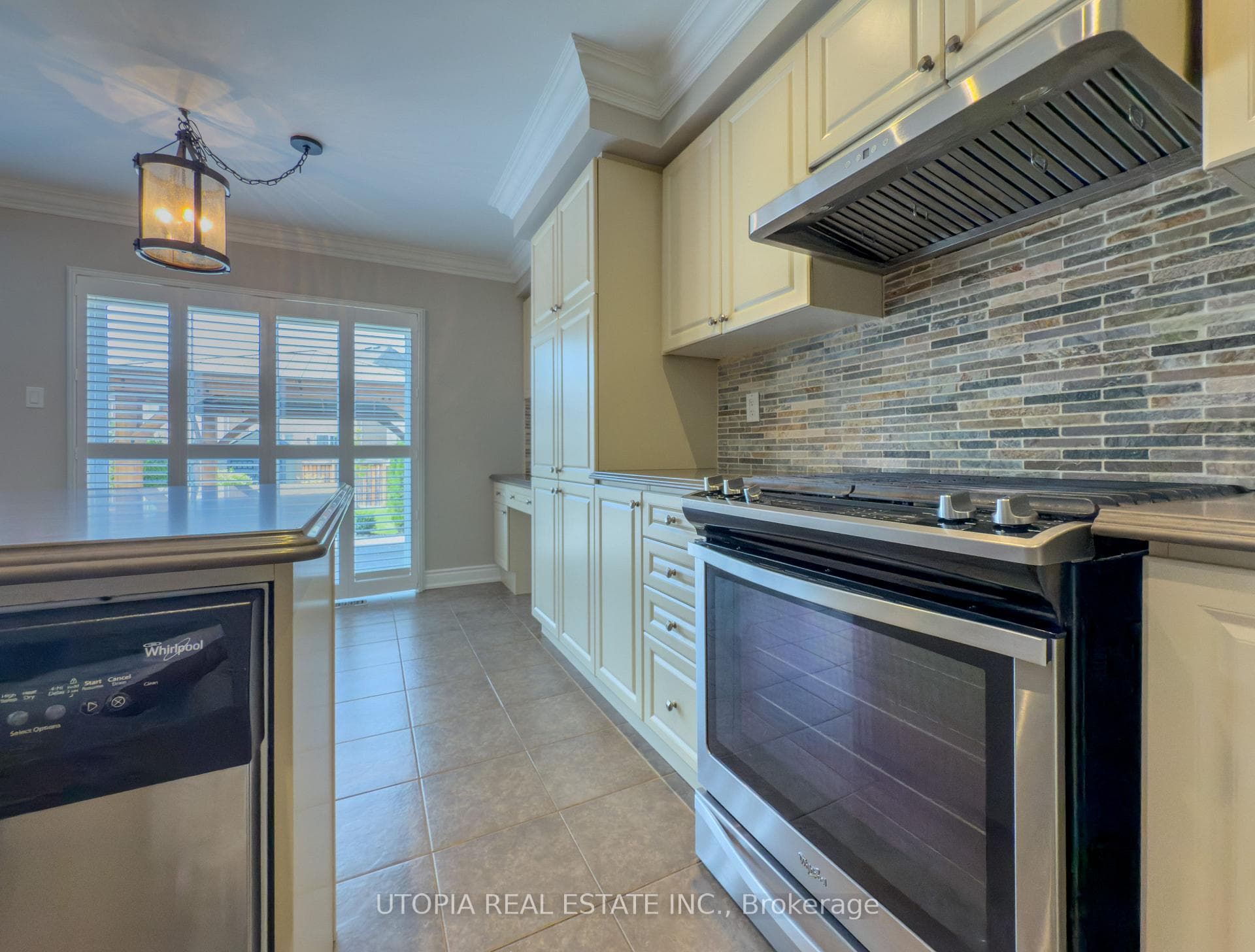259 Mortimer Crescent photo 17