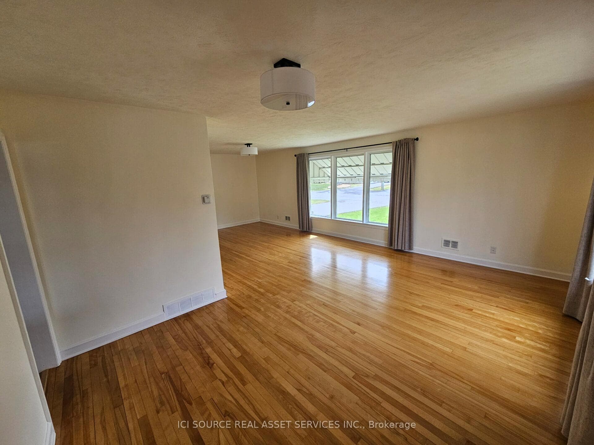 2243 Hillary Avenue photo 4