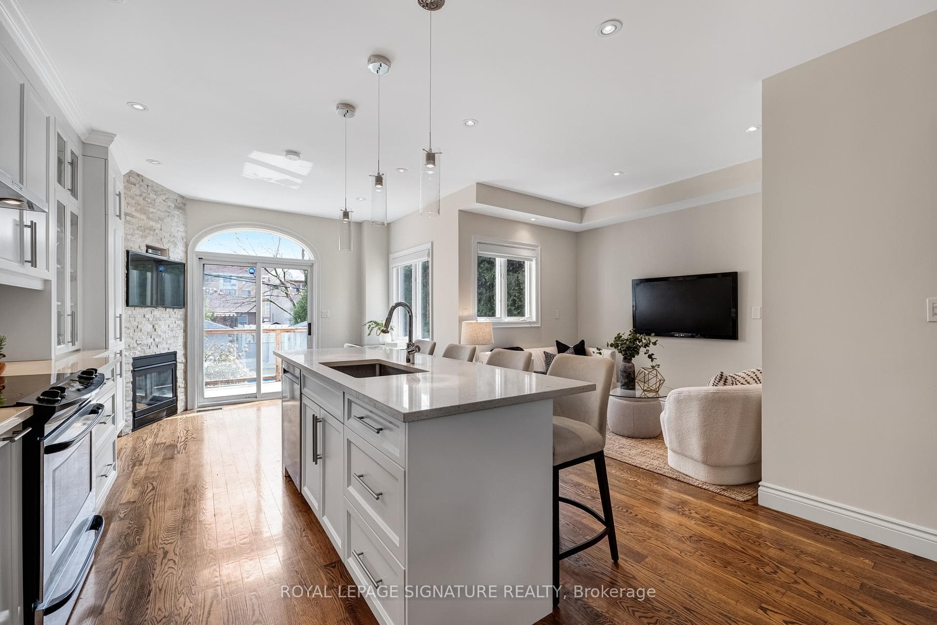 343 Sutherland Drive photo 11