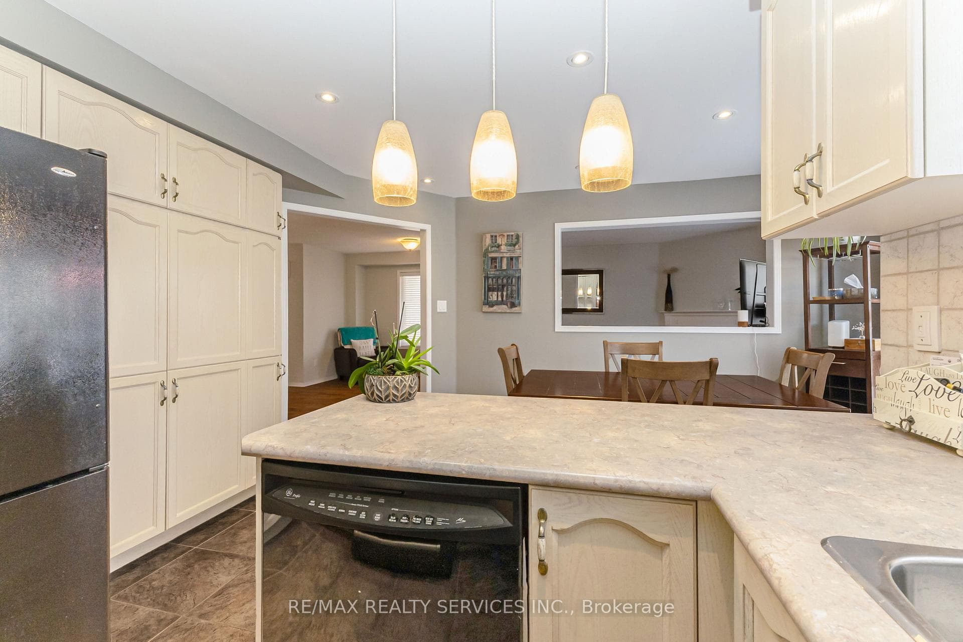 295 Queen Mary Drive photo 20